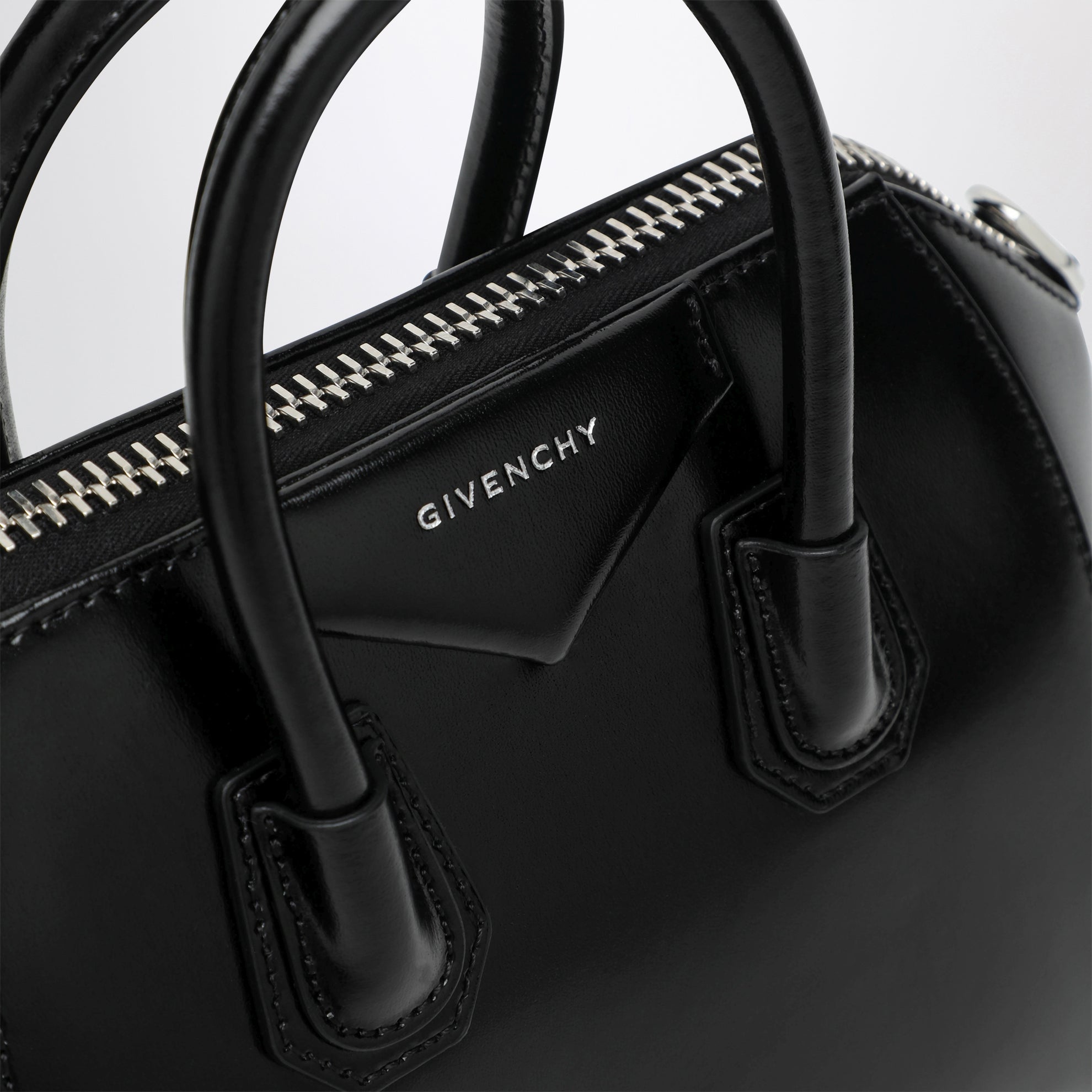 Mini Antigona Tasche in schwarzem Leder