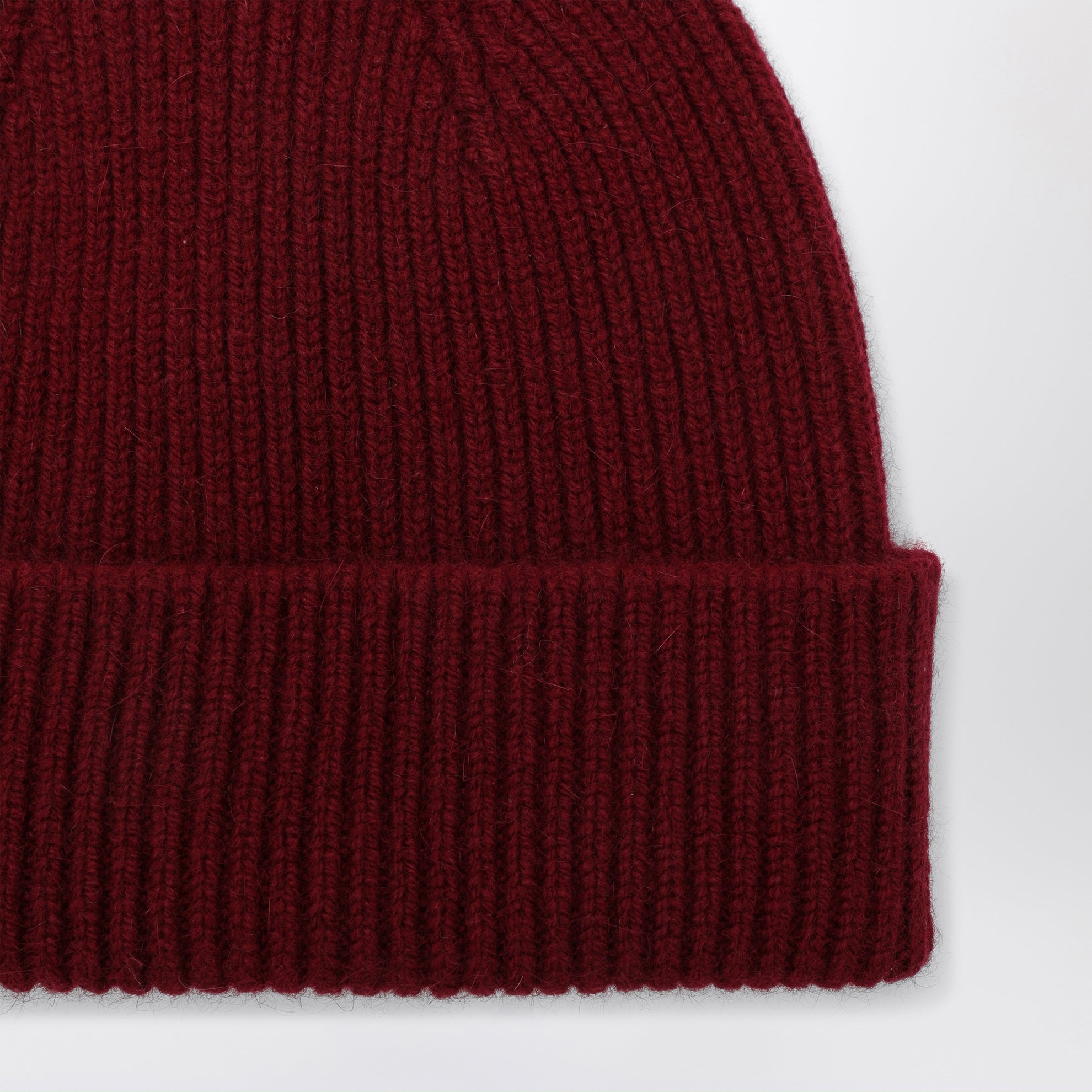 Beanie aus Wolle und Caregora in Wine