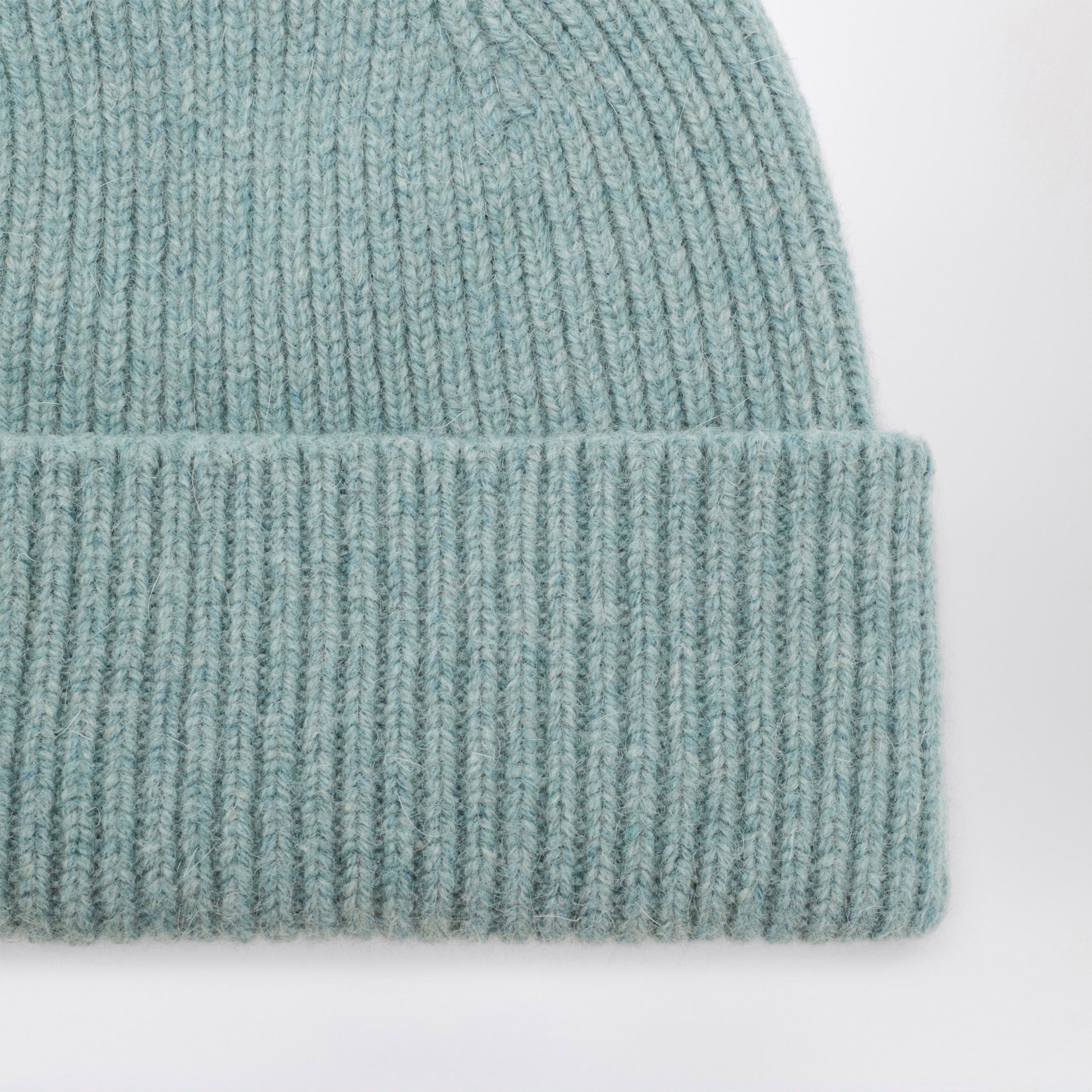 Beanie aus Wolle und Caregora in Basil