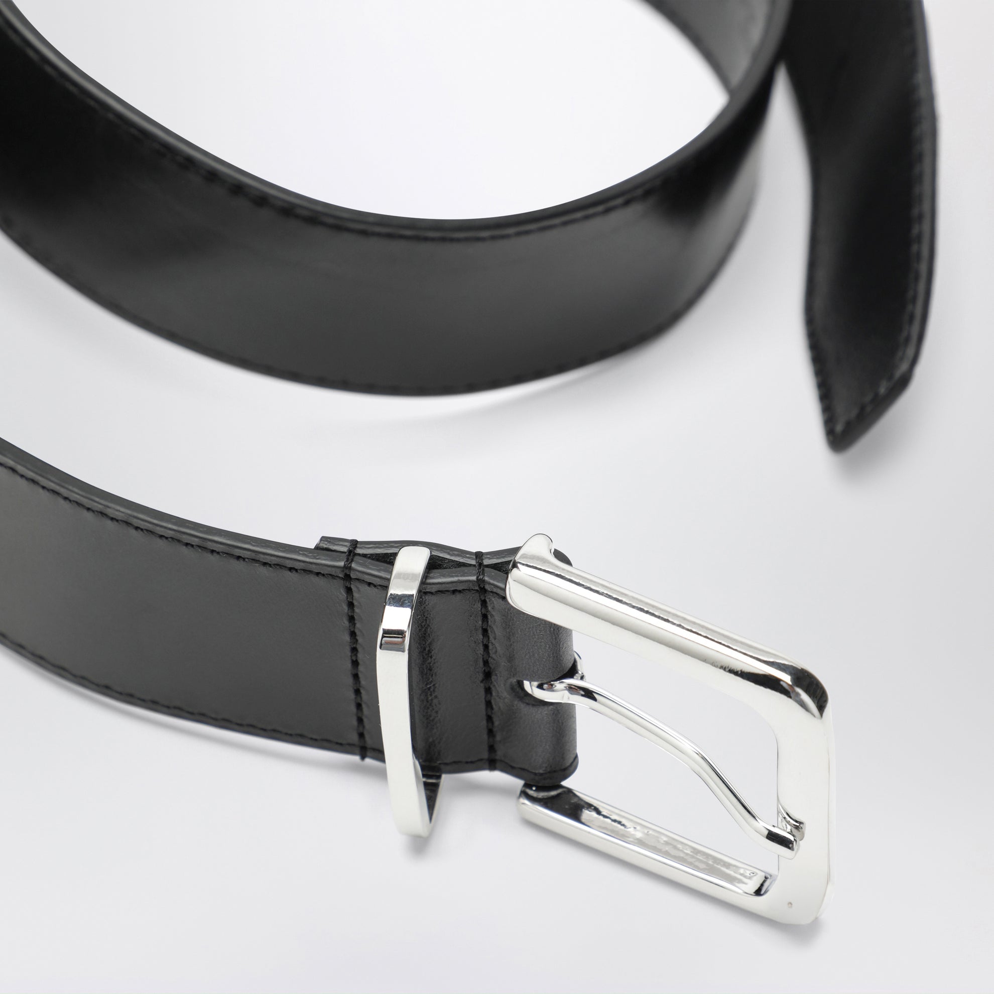 Sarno Gürtel aus glattem schwarzem Leder mit silberfarbener Schnalle