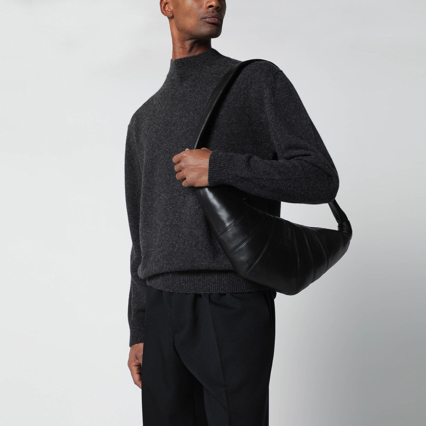 Mittlere Croissant-Tasche aus schwarzem Leder