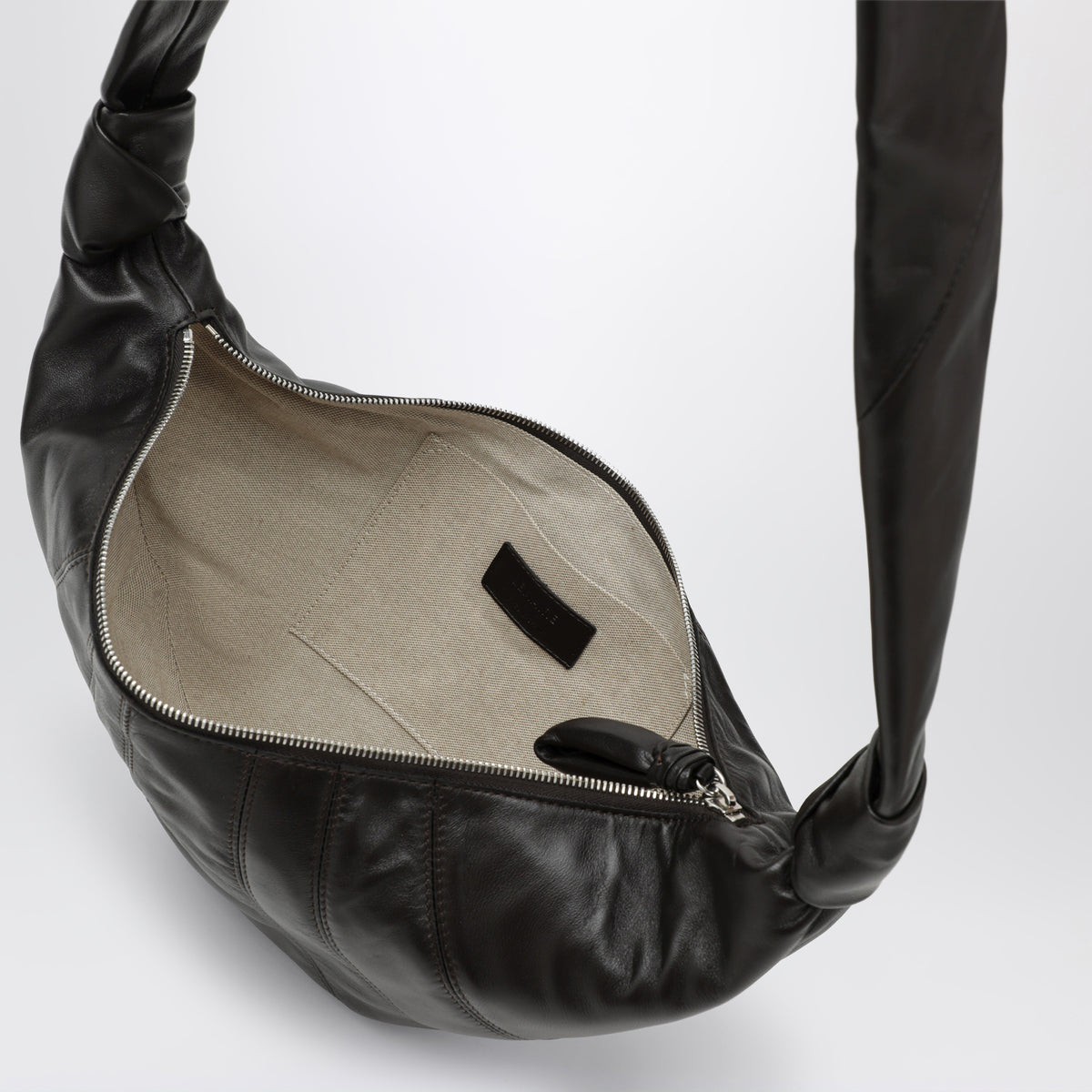  Mittelgroße braune Tasche Croissant