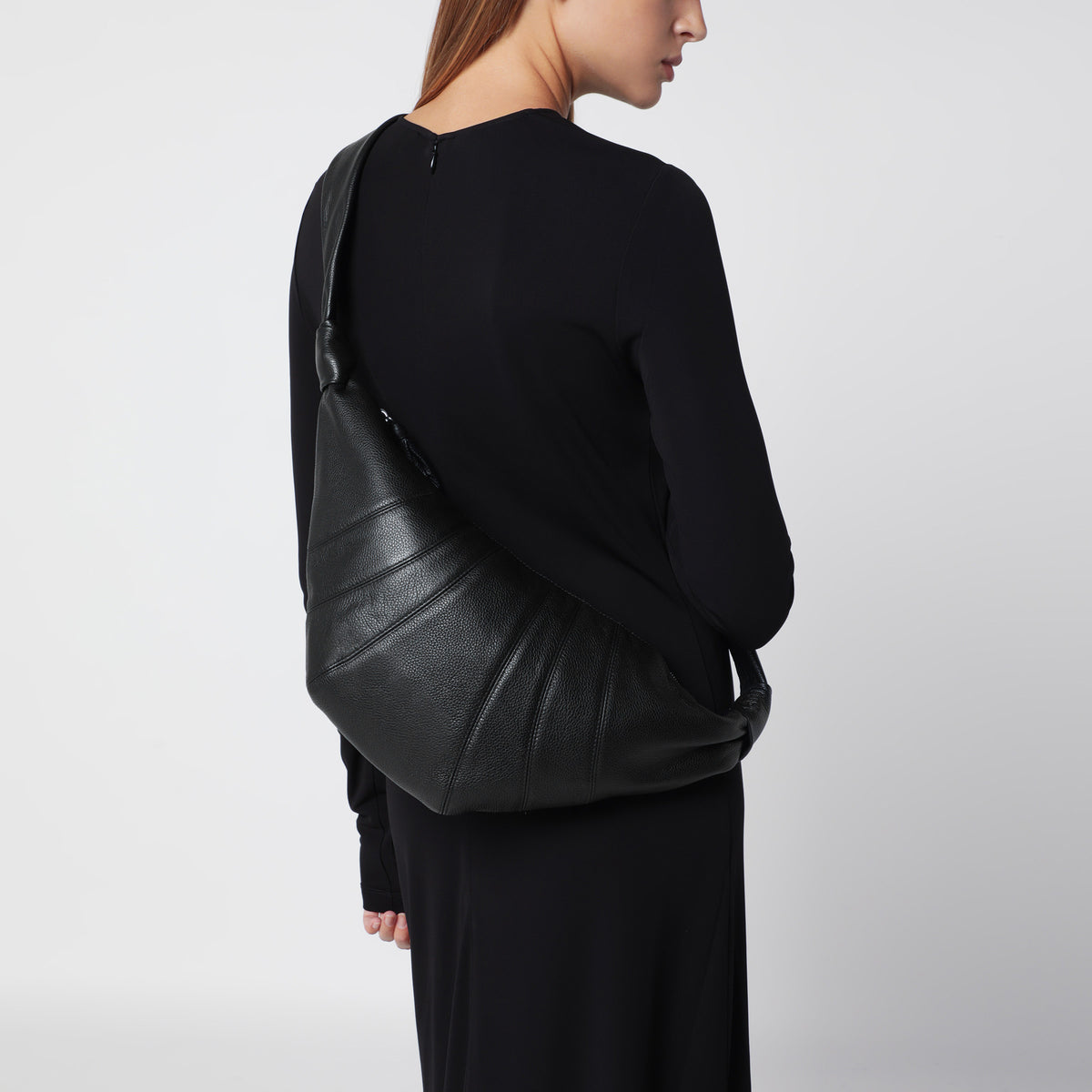 Kleine Croissant-Tasche aus schwarzem Leder