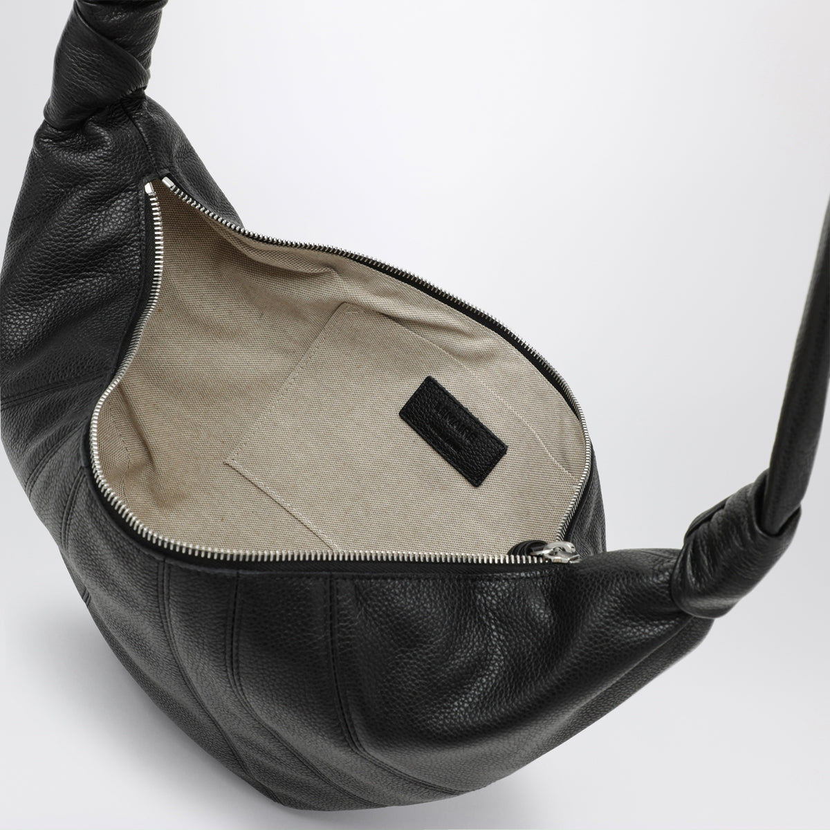 Kleine Croissant-Tasche aus schwarzem Leder