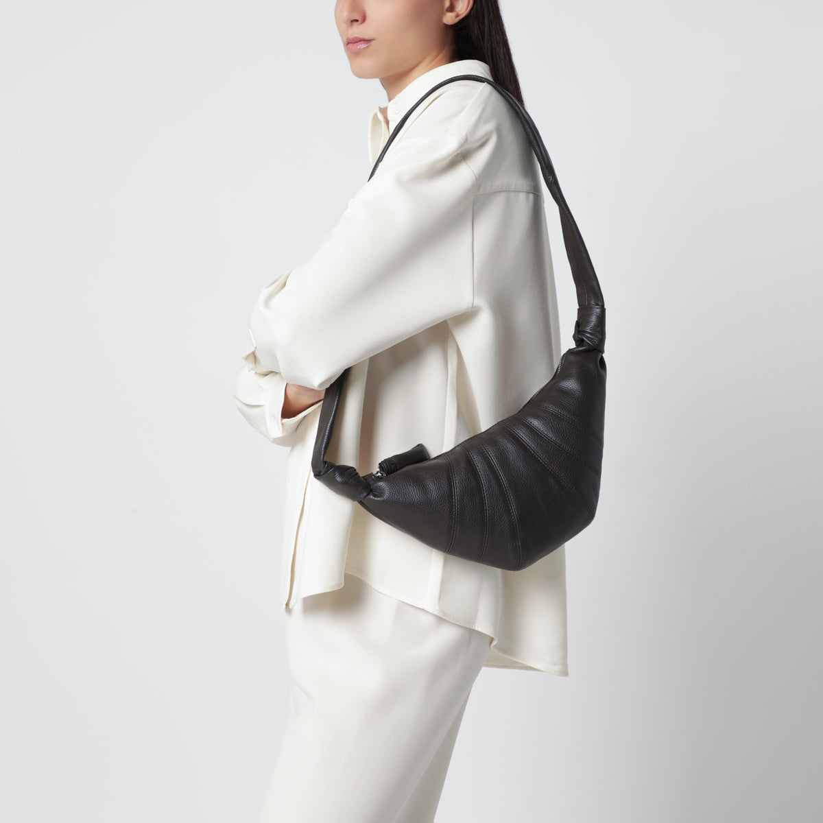Kleine braune Croissant Tasche aus Leder