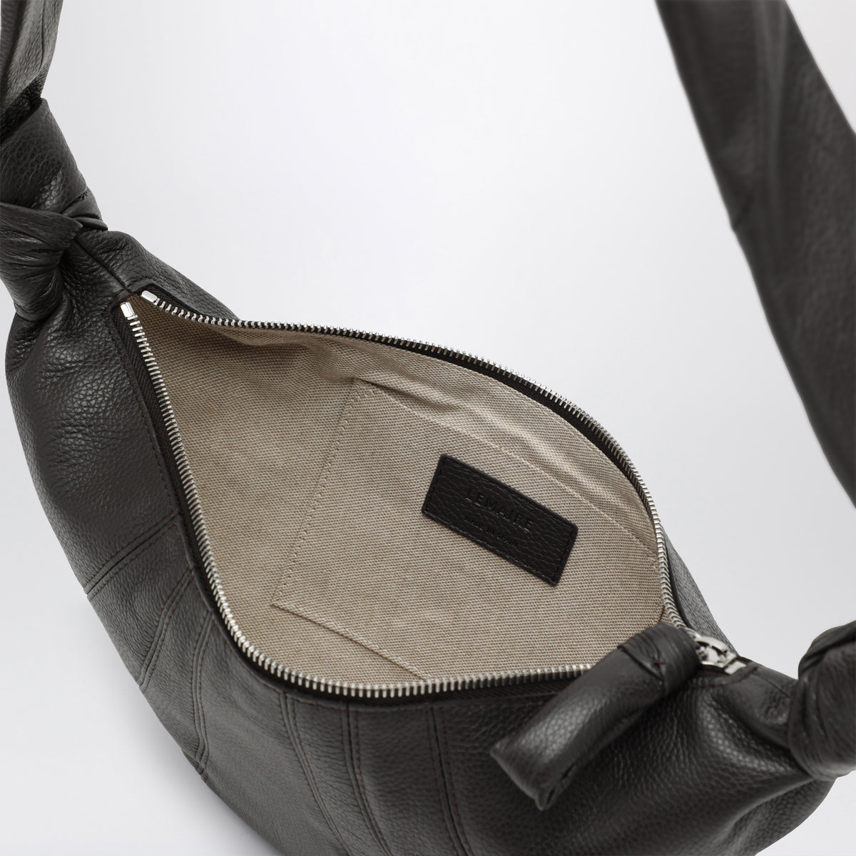 Kleine braune Croissant Tasche aus Leder