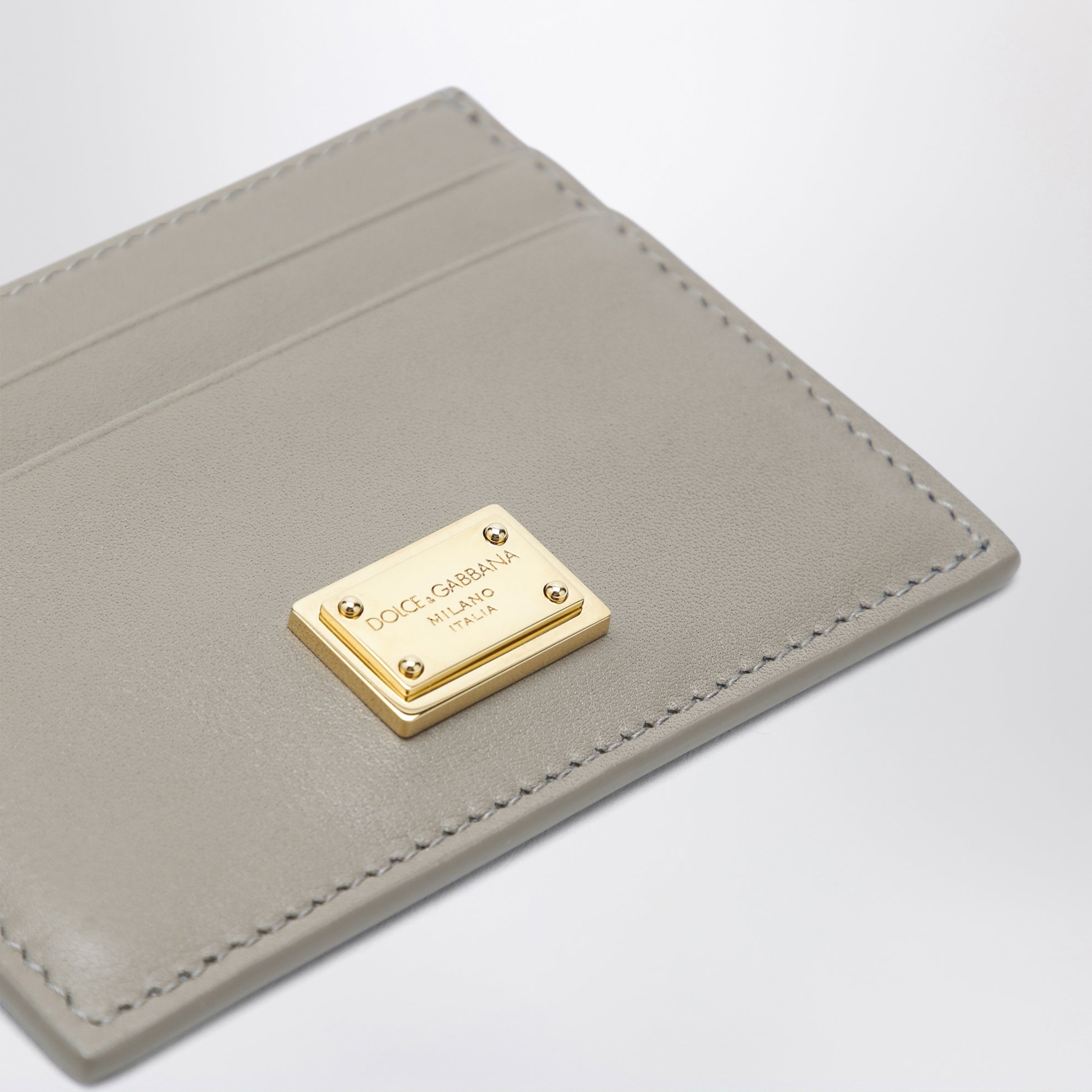 Kartenetui aus taupefarbenem Leder mit Logo-Plakette