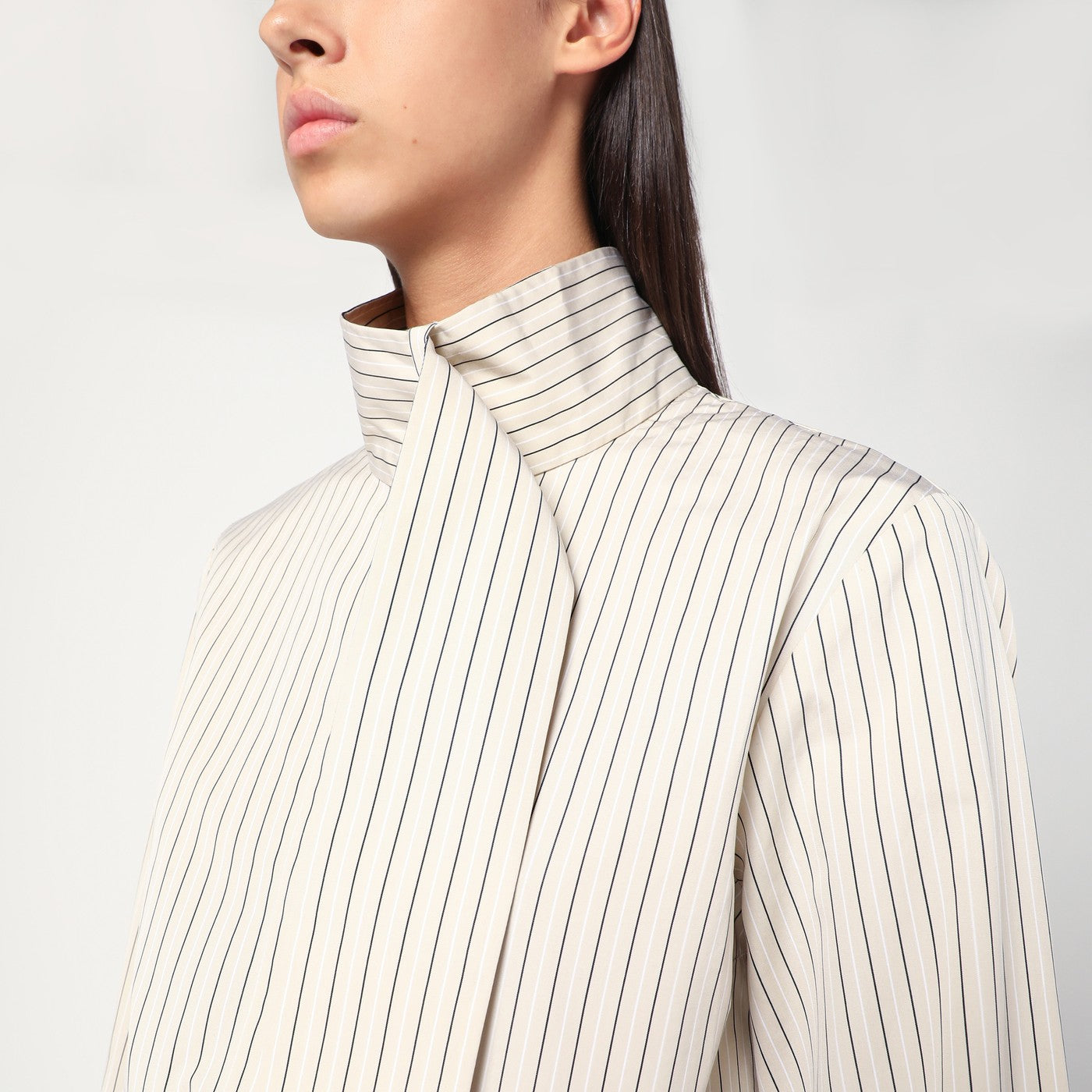 Camicia a righe con collo a sciarpa