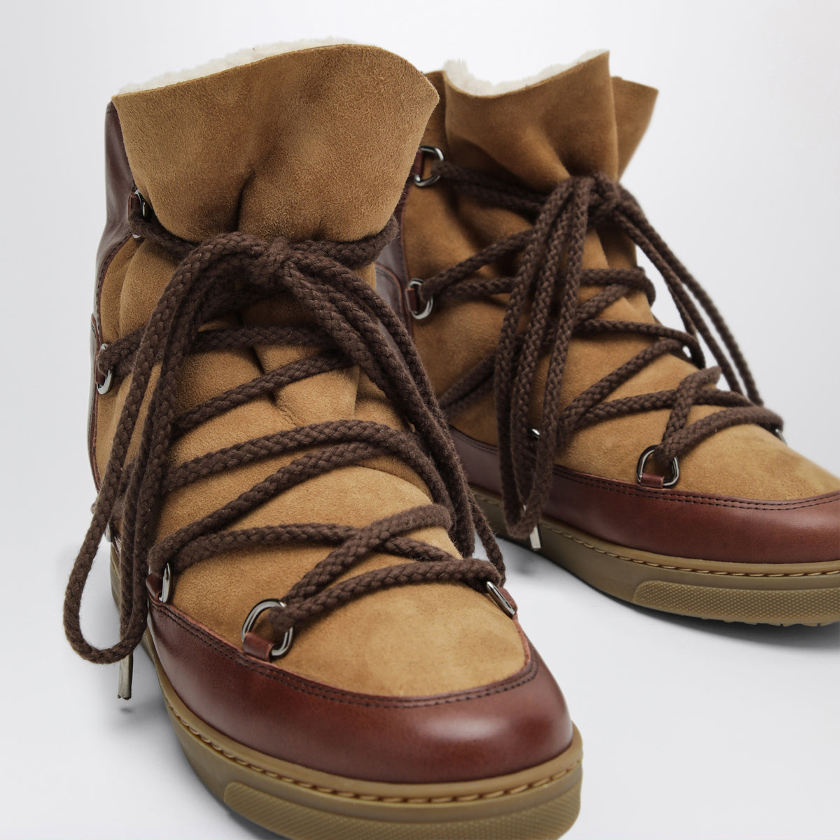 Braune Stiefeletten aus Veloursleder mit Ledereinsätzen