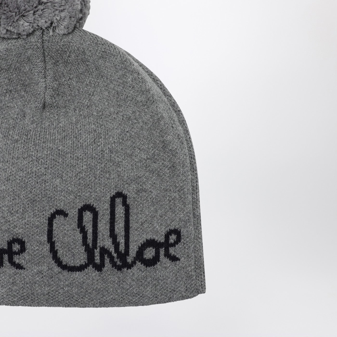 Graue Mütze mit Bommel und Logo