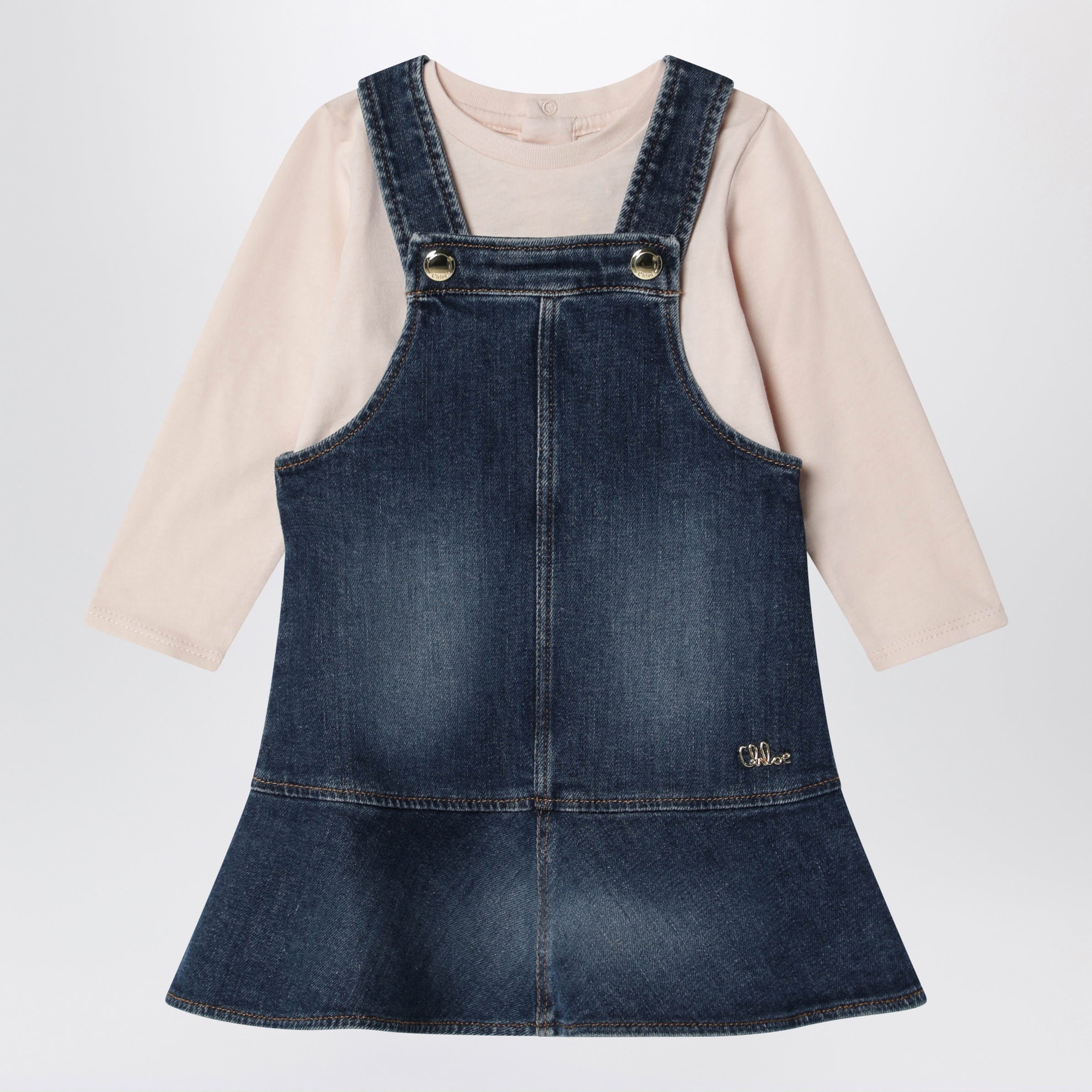 Ensemble t-shirt bleu et salopette en jean brodés