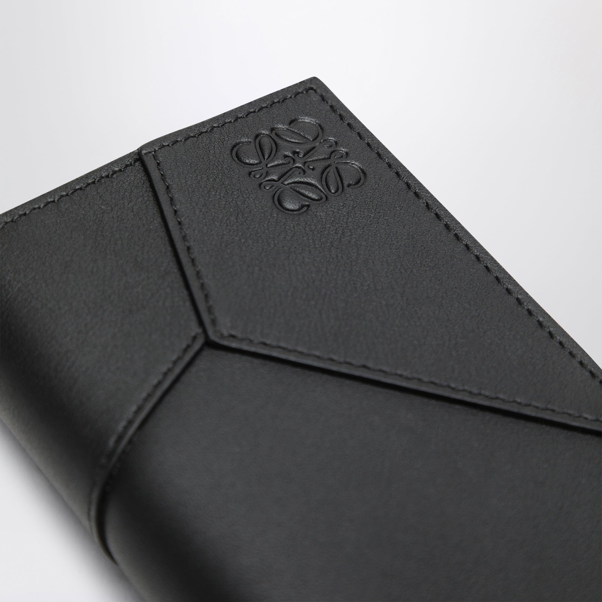 Puzzle bi-fold Kartenetui in Schwarz aus Leder