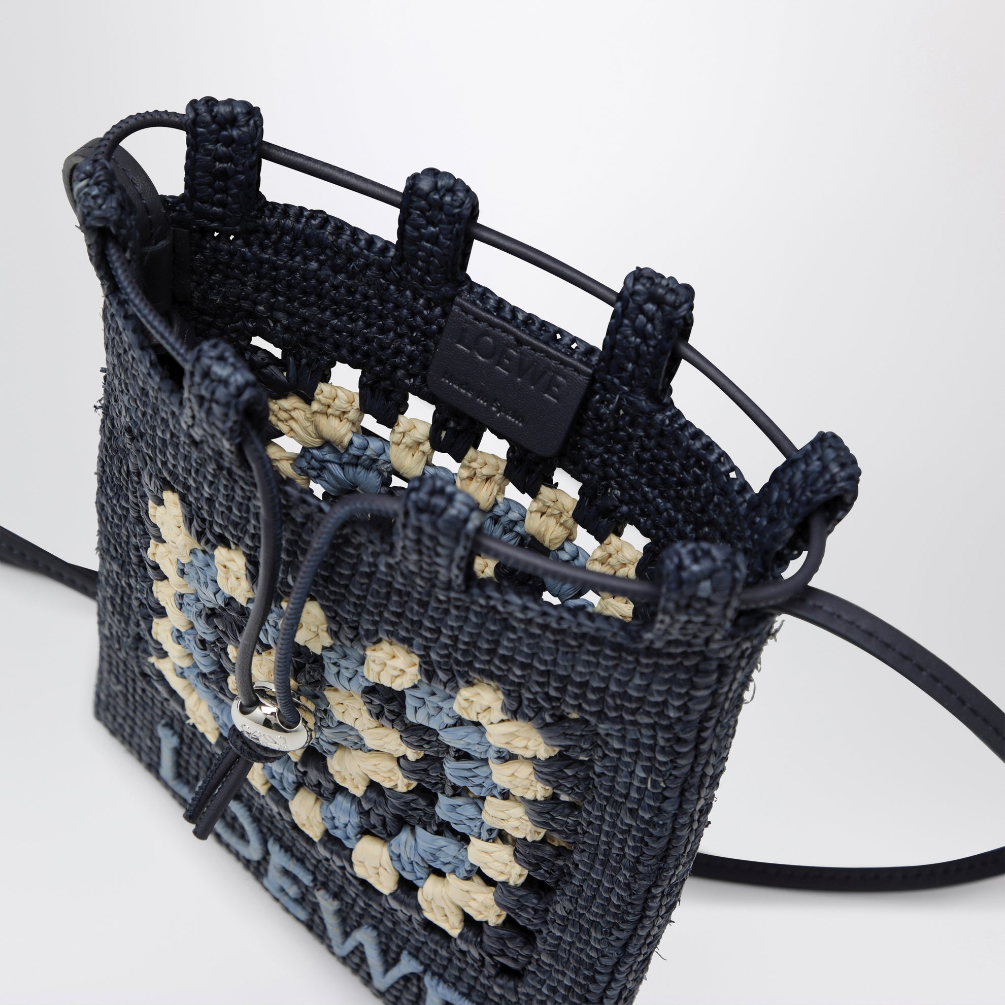 Pochette à cordon en raphia et cuir bleu marine/bleu clair