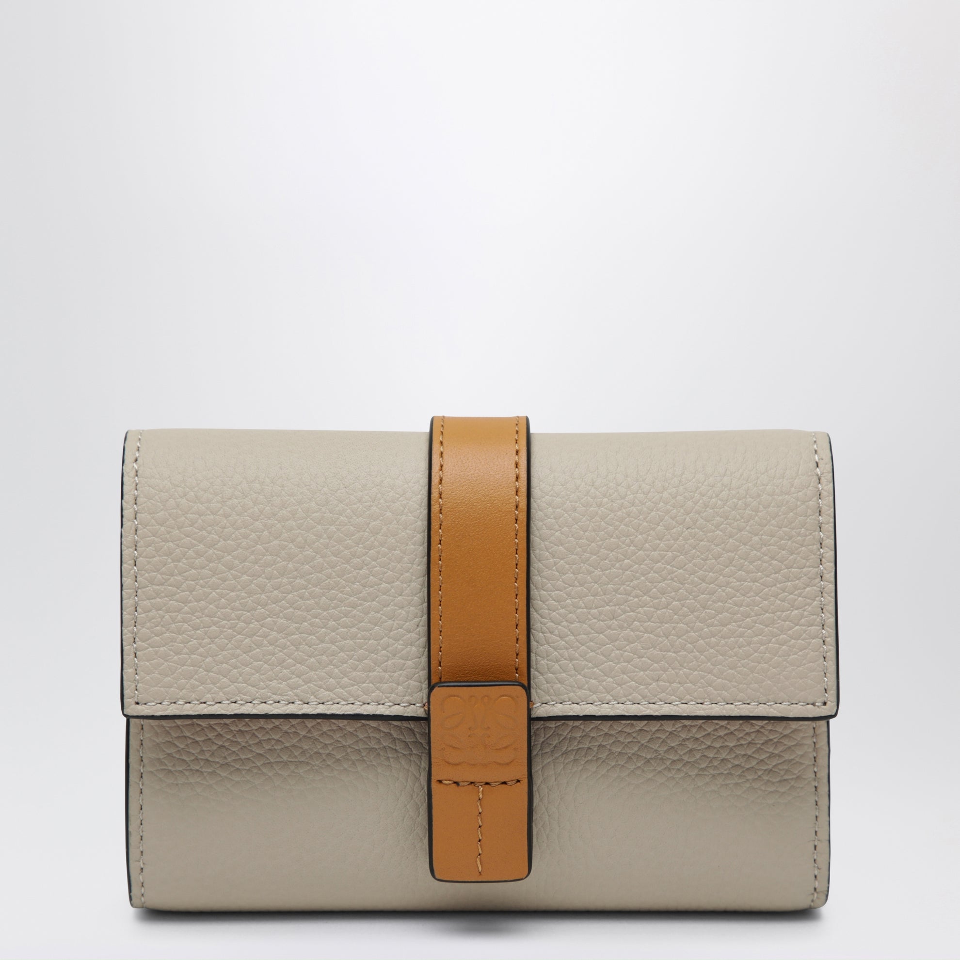 Small vertical wallet in Light Oat / Honey grained leather