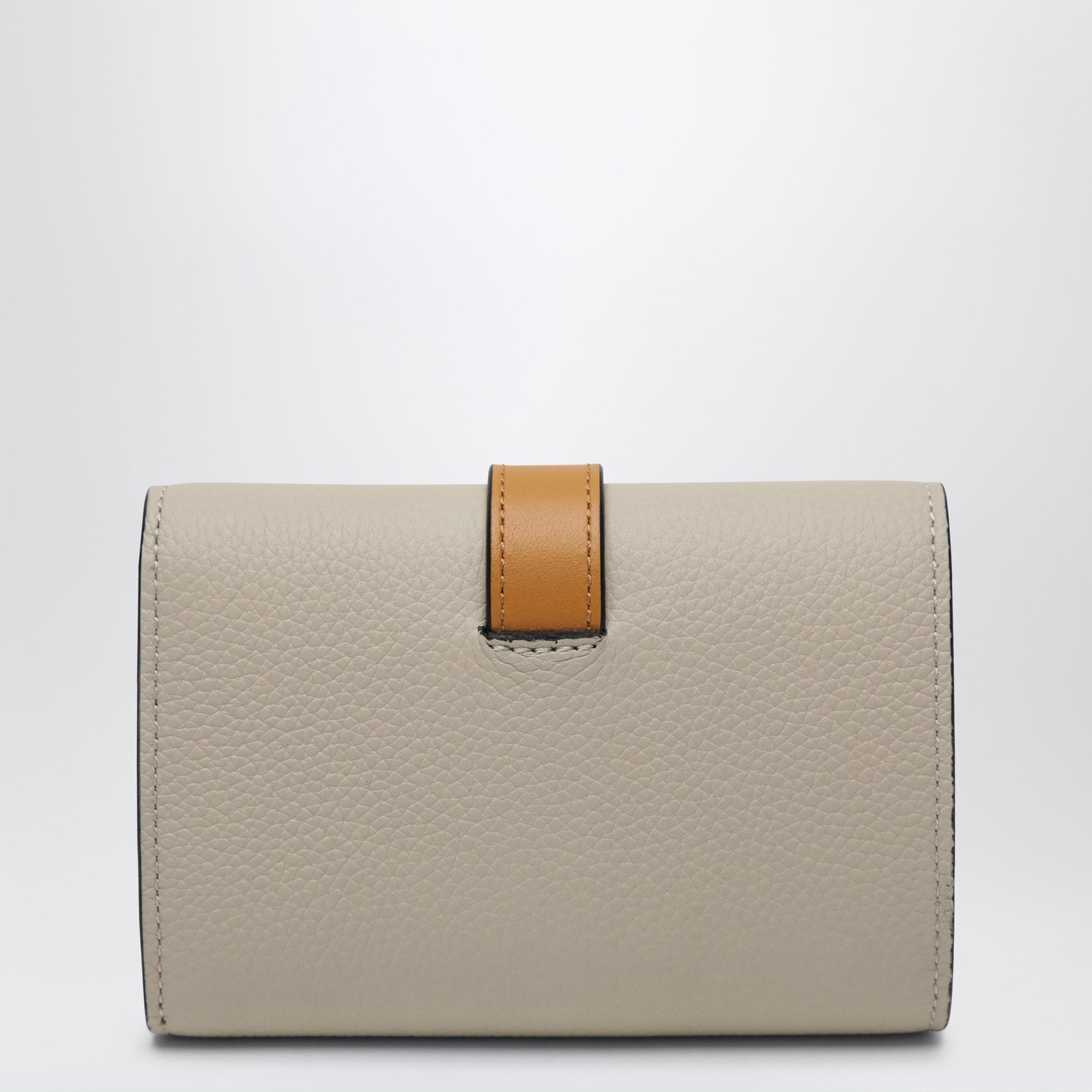 Small vertical wallet in Light Oat / Honey grained leather