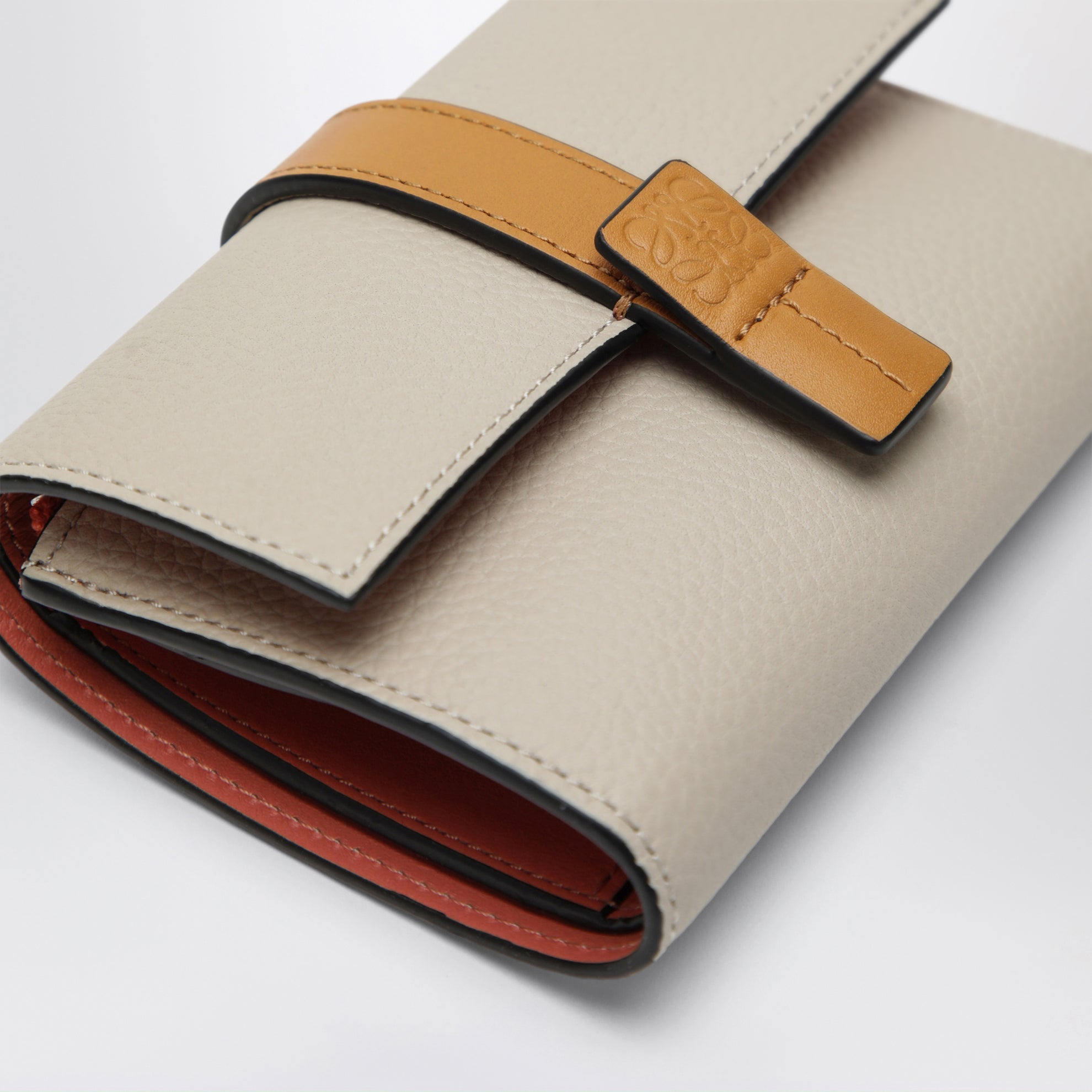 Small vertical wallet in Light Oat / Honey grained leather