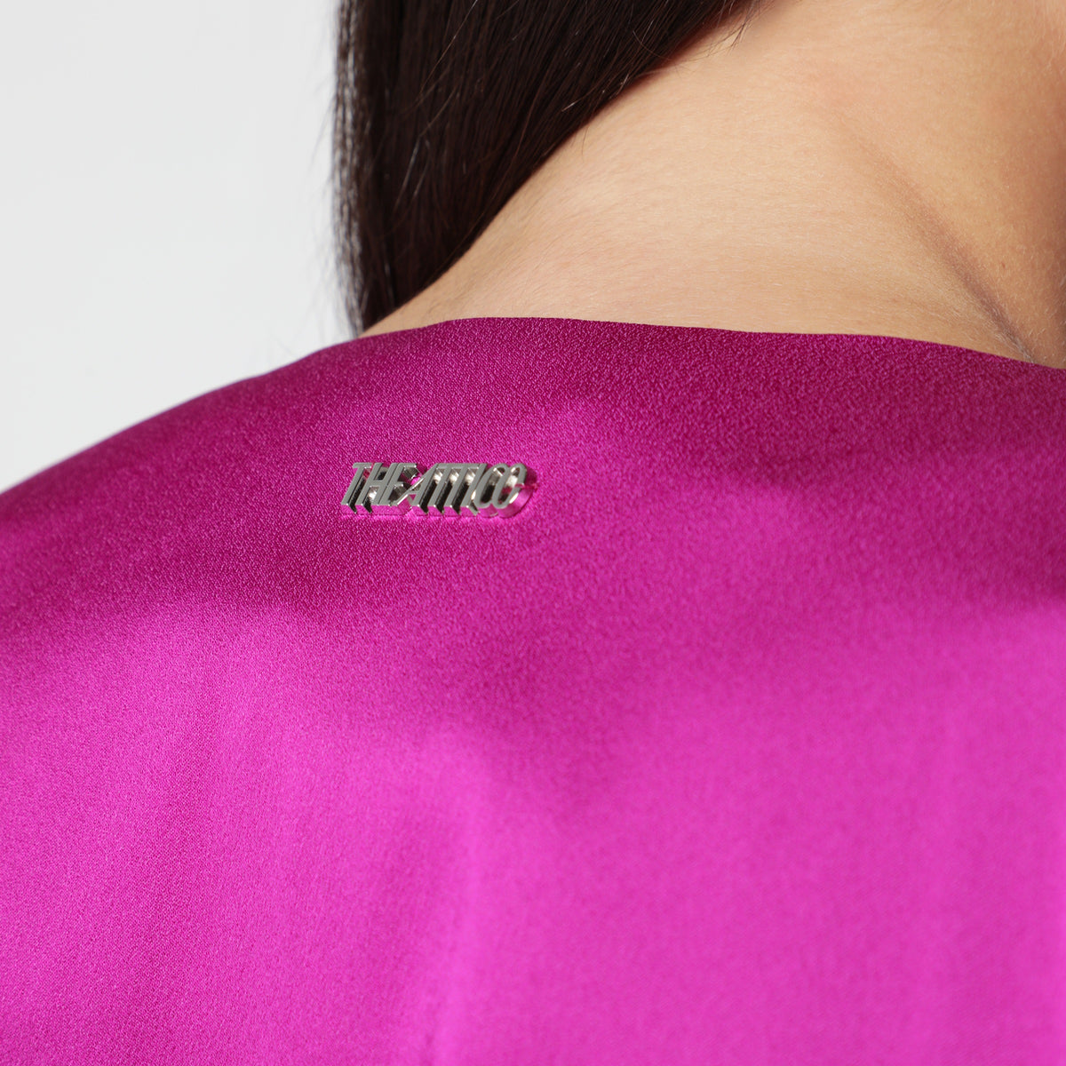 Robe courte rose en satin