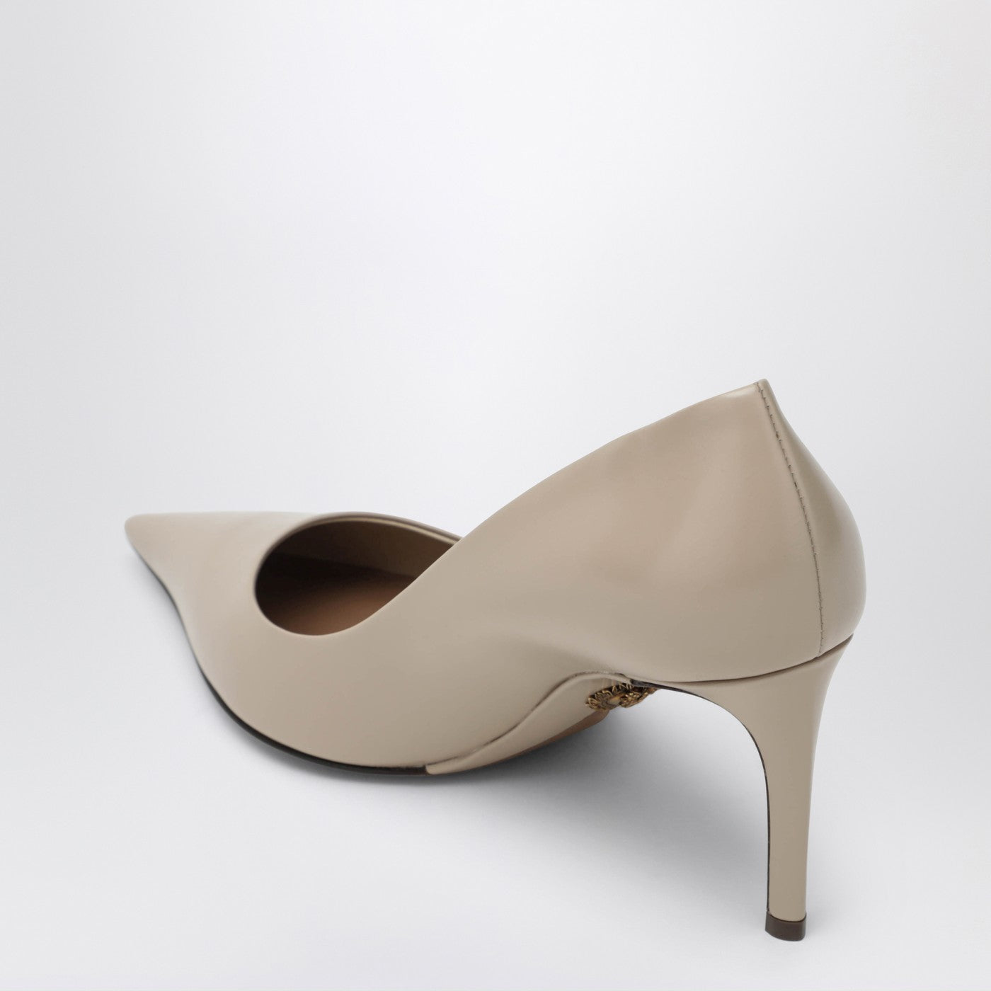 Décolleté devotion in pelle di vitello beige