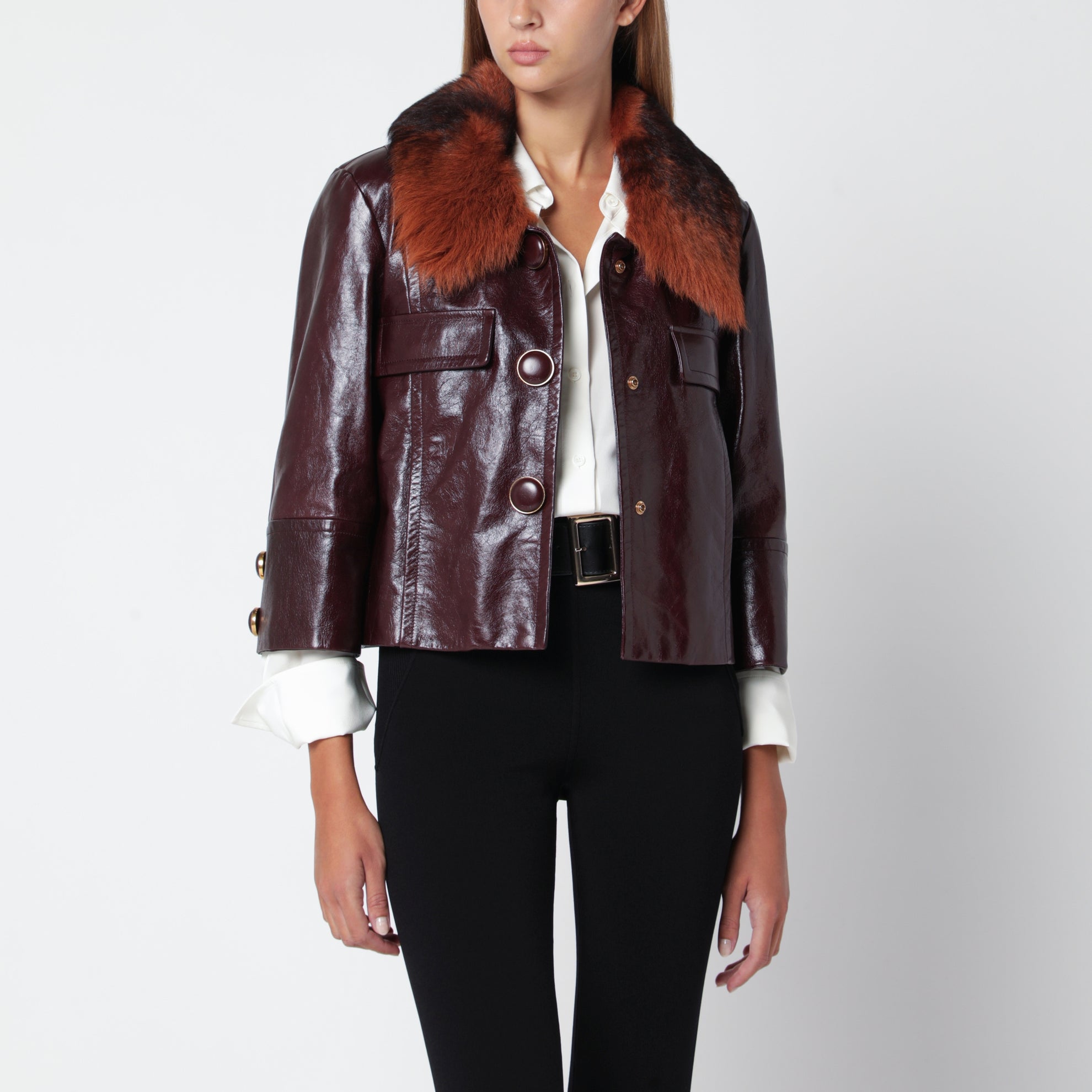 Veste courte violet foncé en cuir brillant