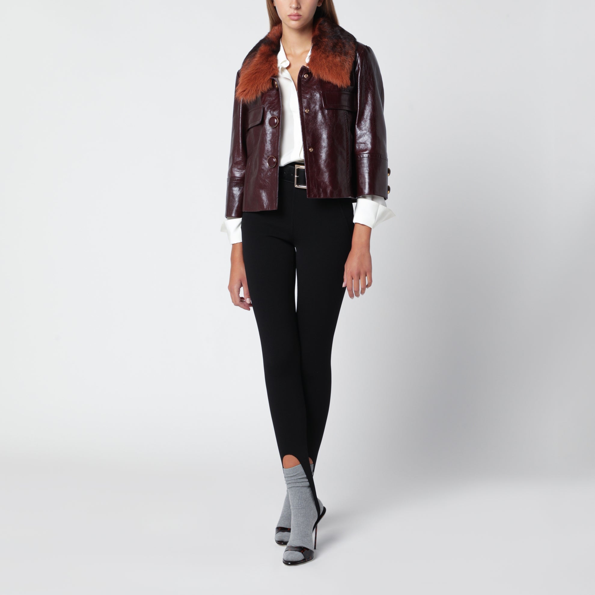 Veste courte violet foncé en cuir brillant