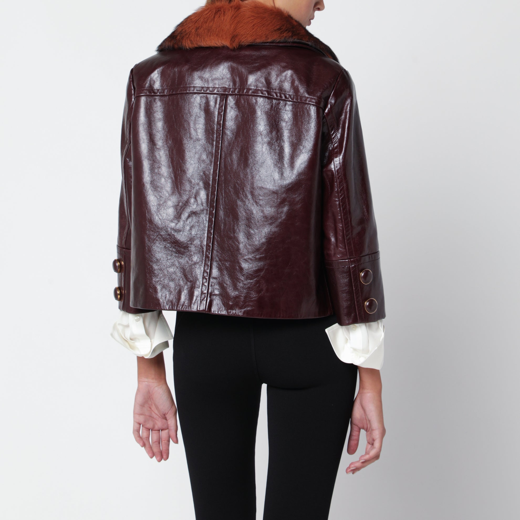 Veste courte violet foncé en cuir brillant