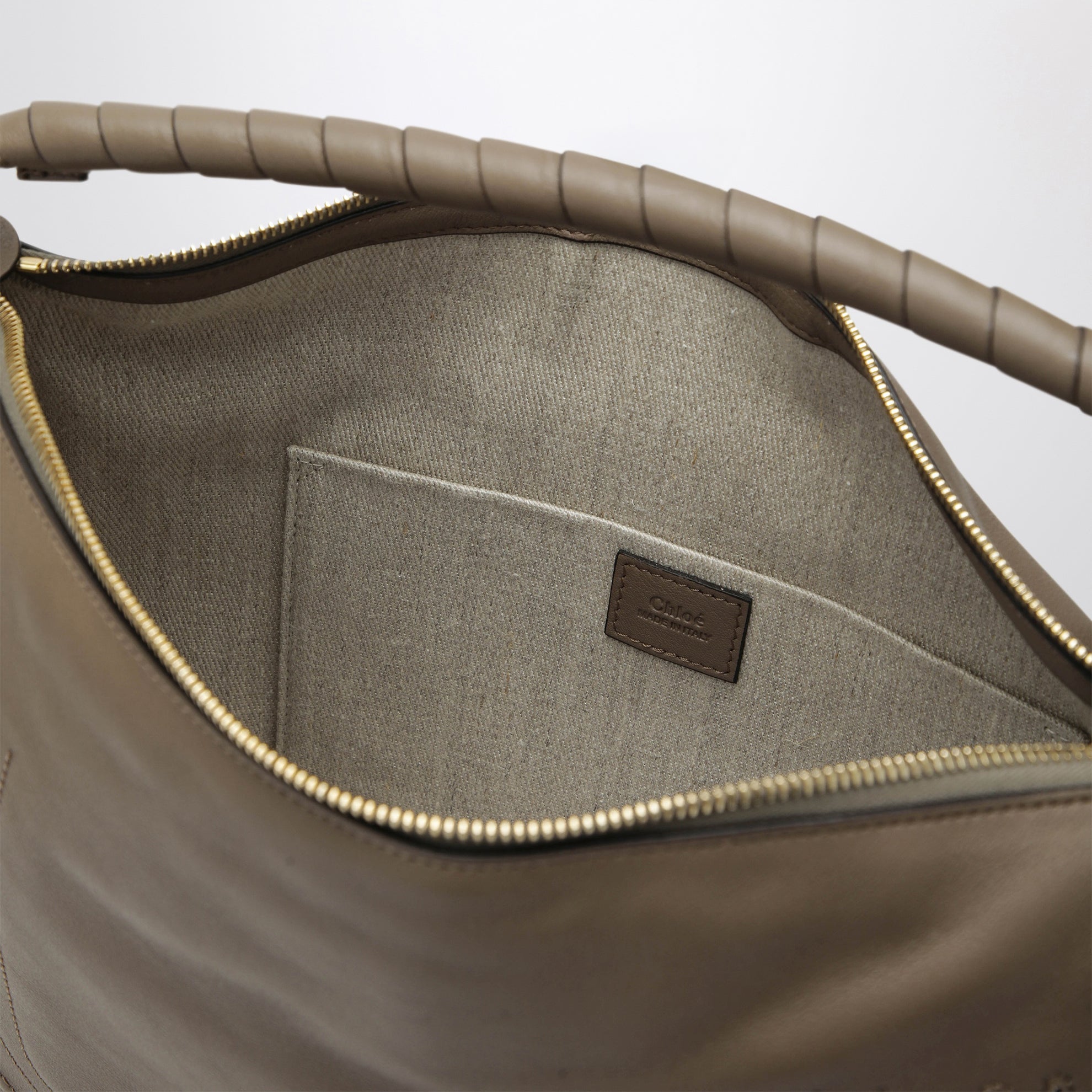 Marcie Schultertasche in Taupe aus Leder