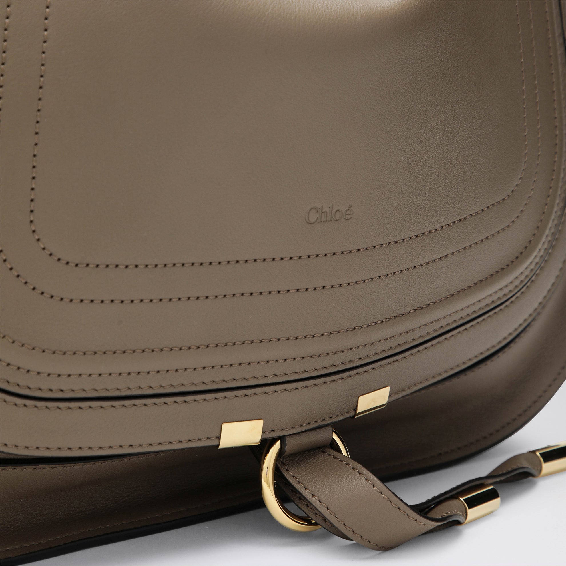 Marcie Schultertasche in Taupe aus Leder