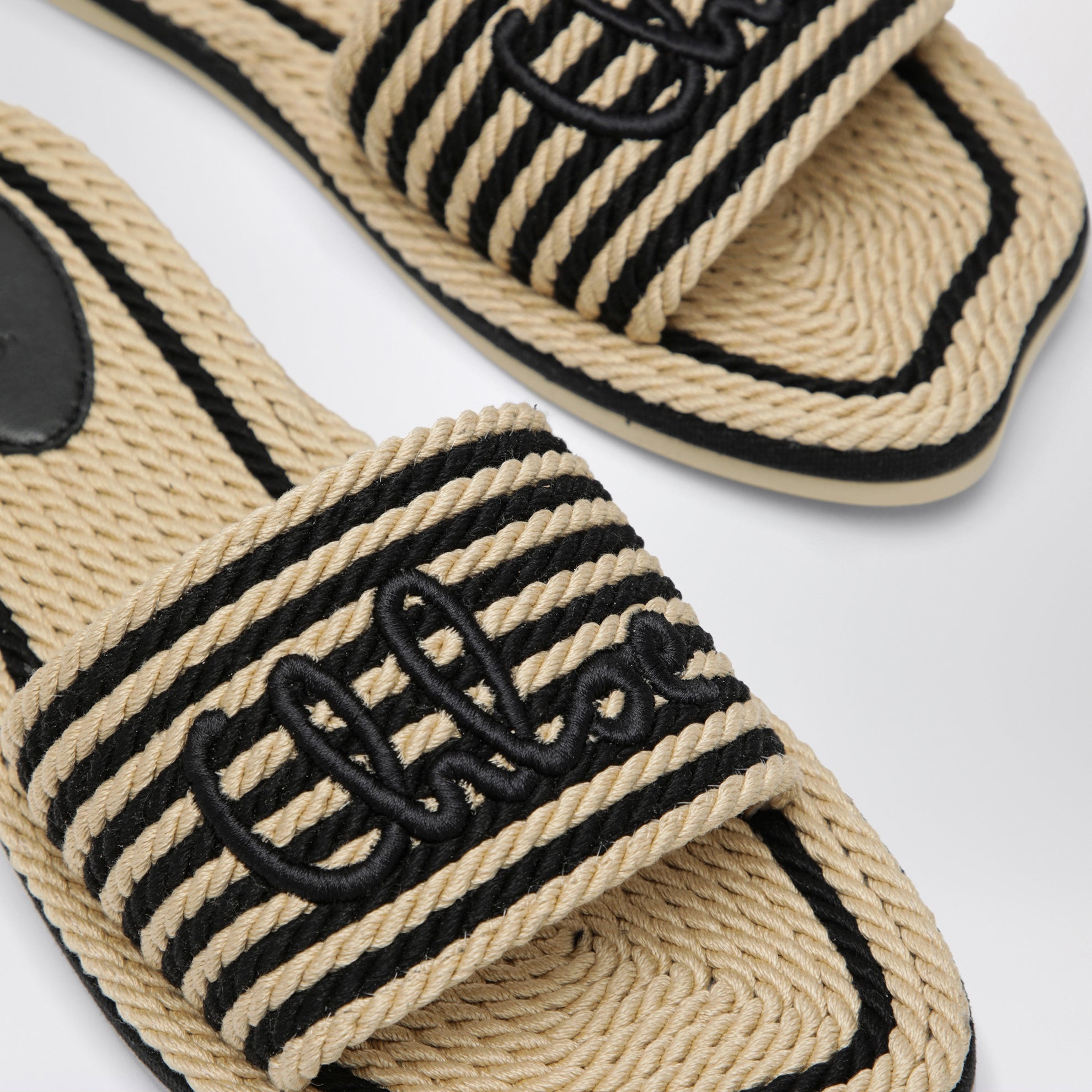 Sand mules in hand-braided recycled rope, black