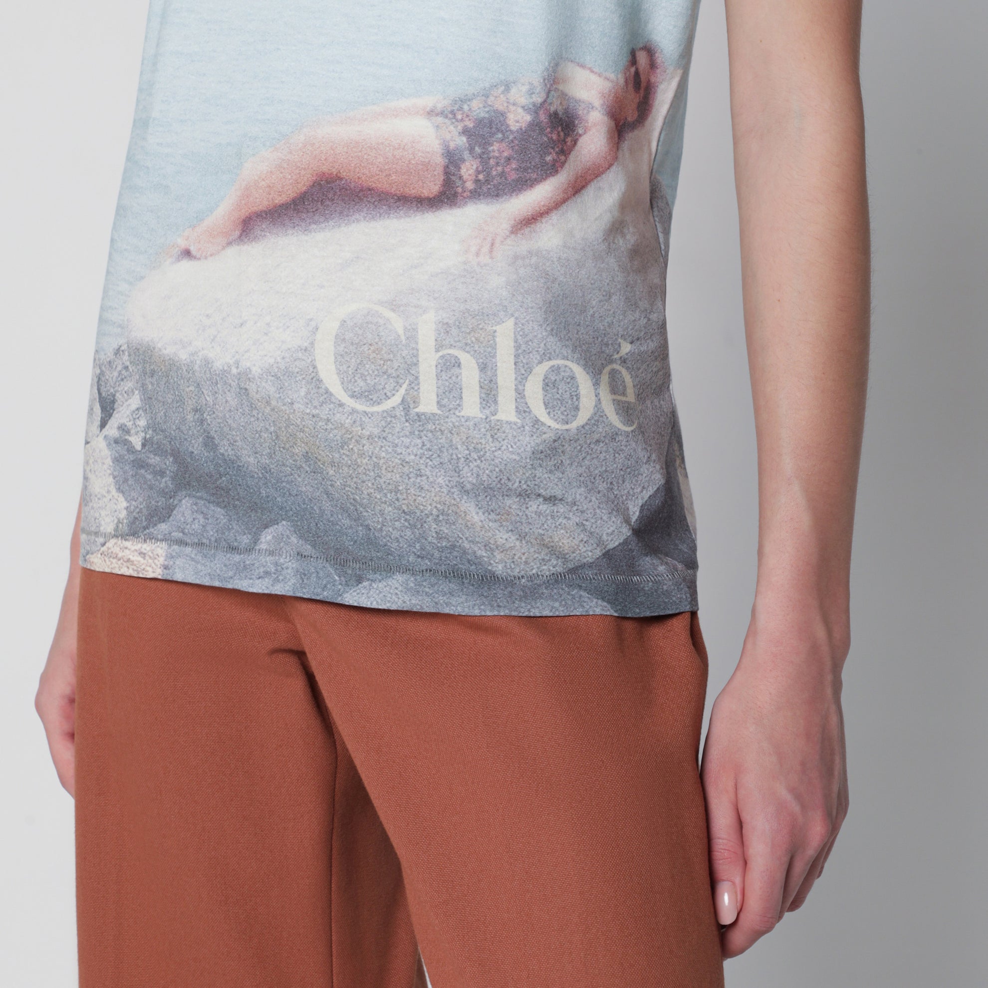 T-shirt girocollo con logo in jersey di cotone color latte