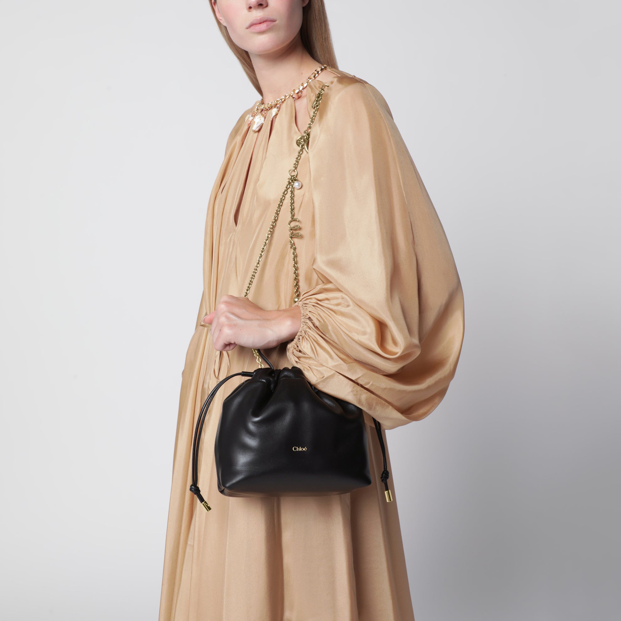 Borsa a spalla piccola Icons con catena in pelle nera