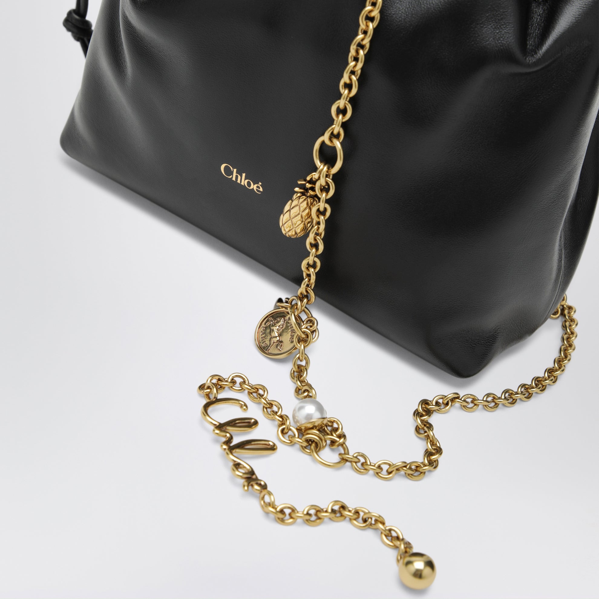 Borsa a spalla piccola Icons con catena in pelle nera