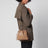 Kleine hellbraune Icons Schultertasche mit Kette