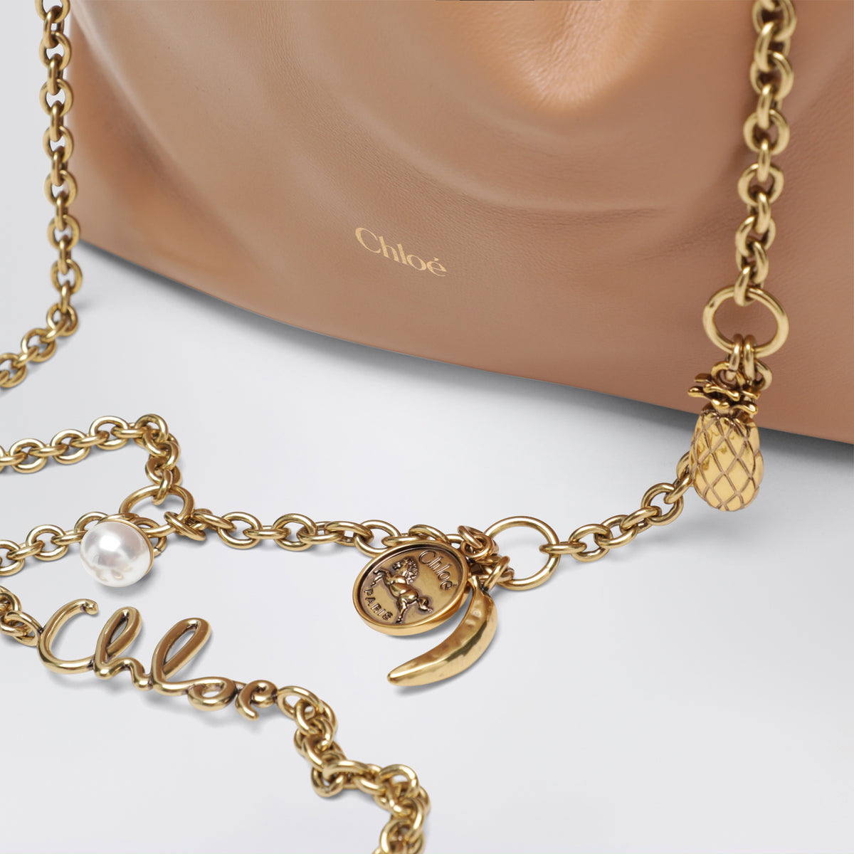 Kleine hellbraune Icons Schultertasche mit Kette