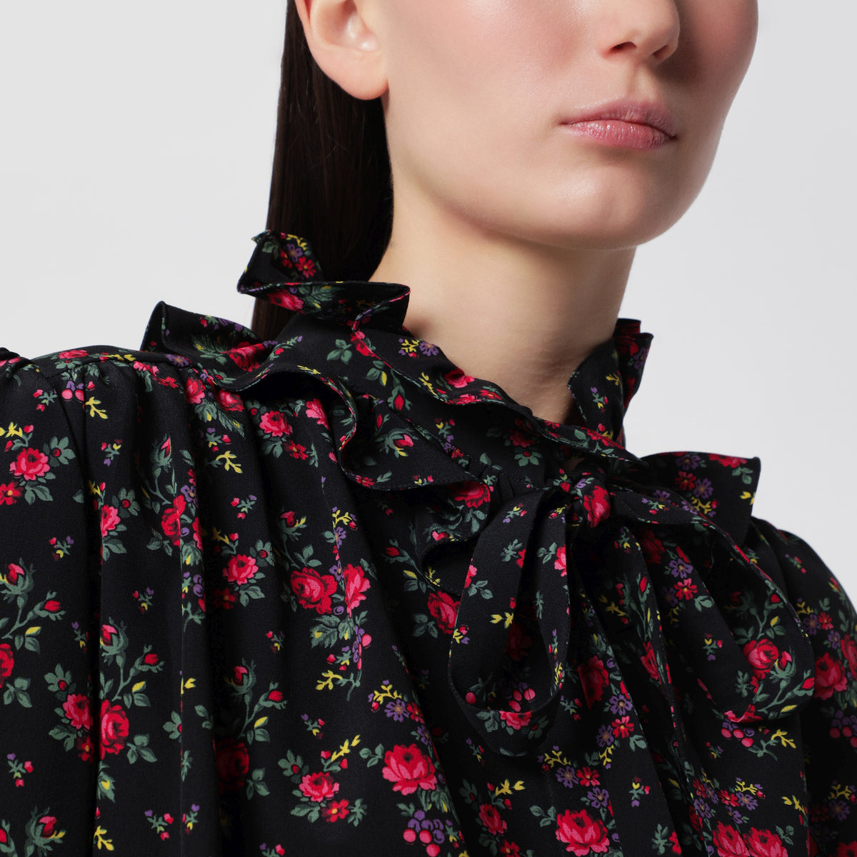 Schwarze Bluse mit Volants aus Seide mit Blumenprint