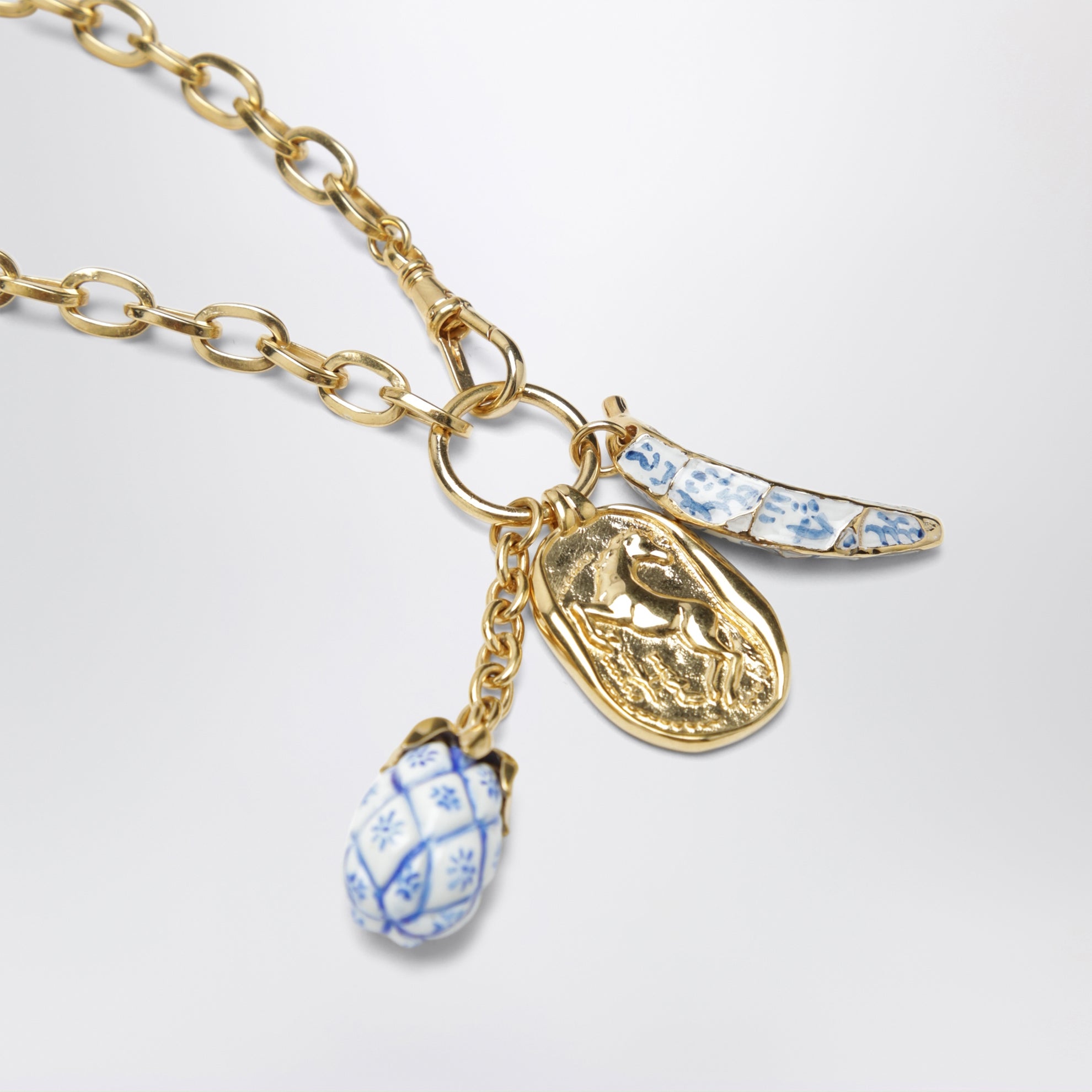 Collier en laiton finition dorée avec charms