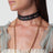 Choker-Halskette aus Spitze und Jacquardband mit Blumenmuster