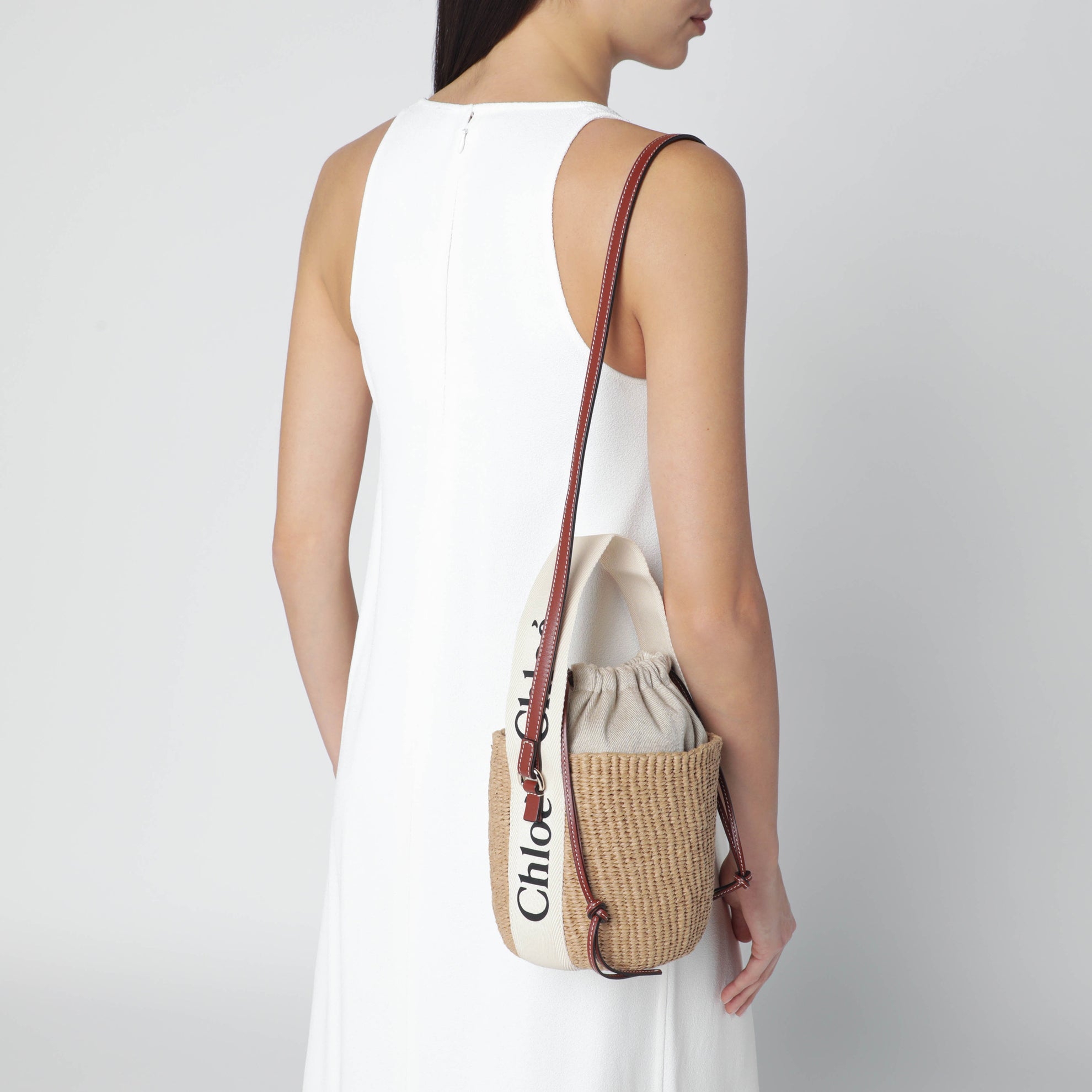 Kleine Bucket Bag Woody aus Raffia-Bast