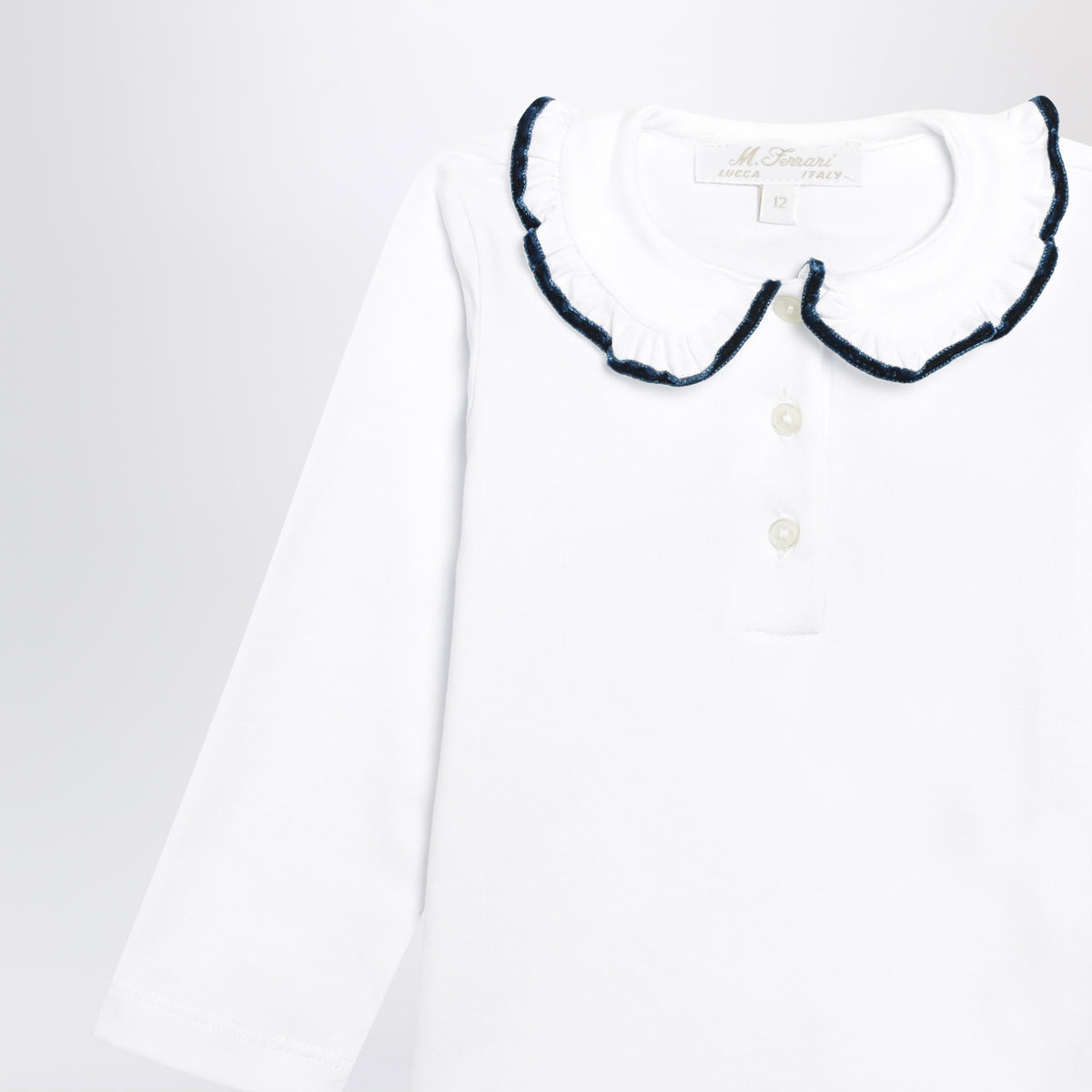 Polo a maniche lunghe bianca con ruches e profilo blu