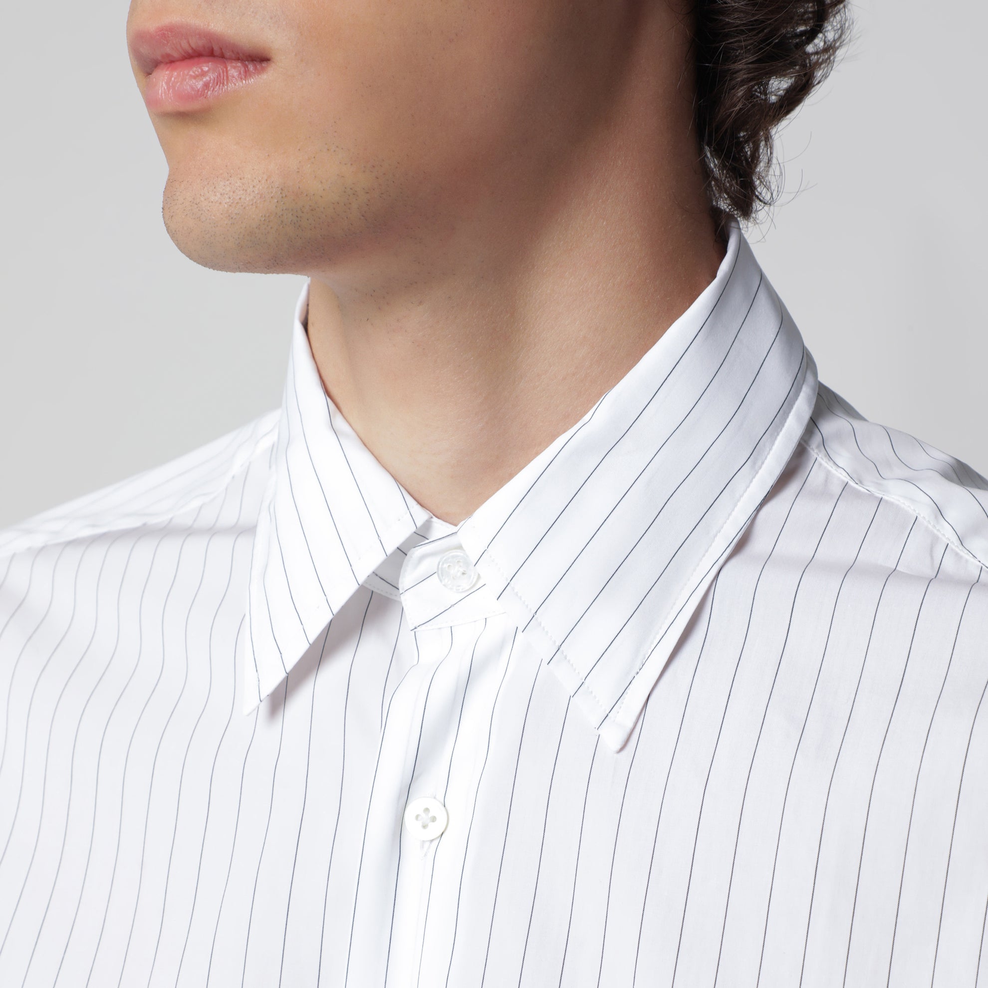 Camicia bianca a righe sottili in cotone