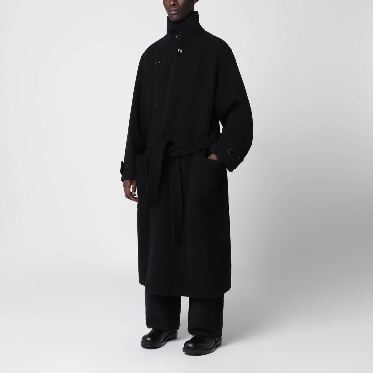 Cappotto con cintura nero in lana