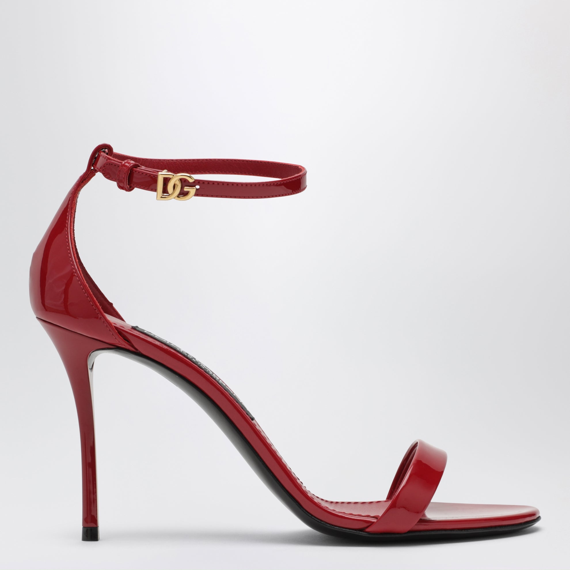 Sandales à talons rouges en cuir verni