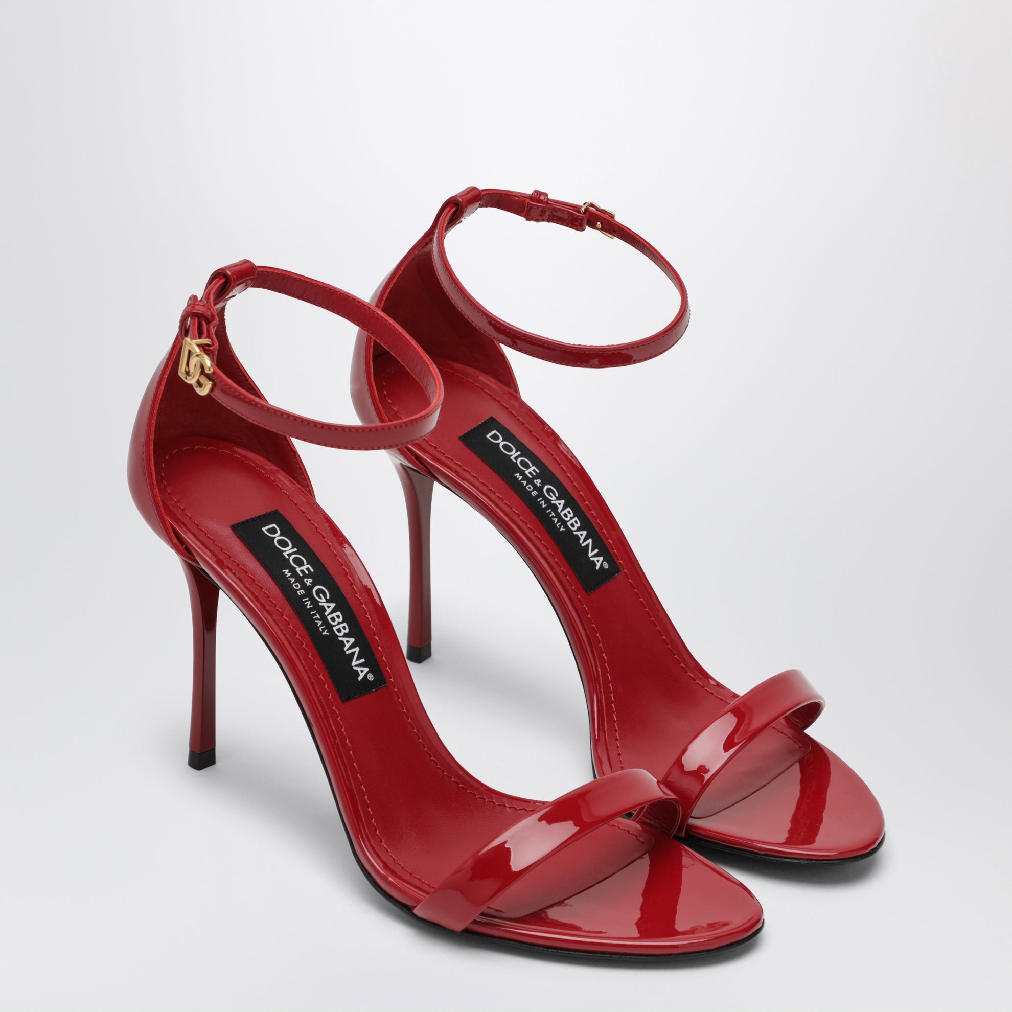Sandales à talons rouges en cuir verni