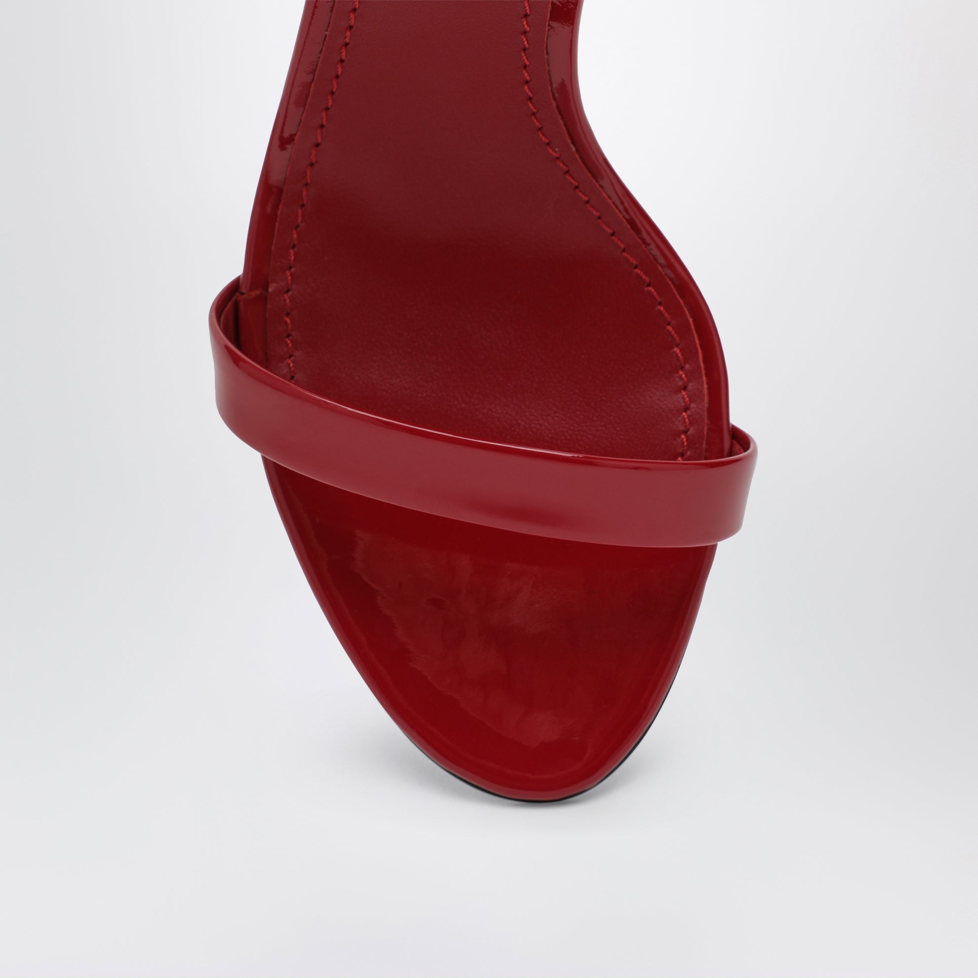 Sandales à talons rouges en cuir verni