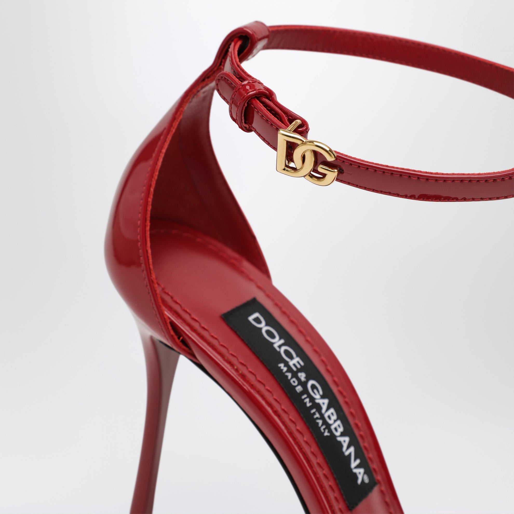 Sandales à talons rouges en cuir verni