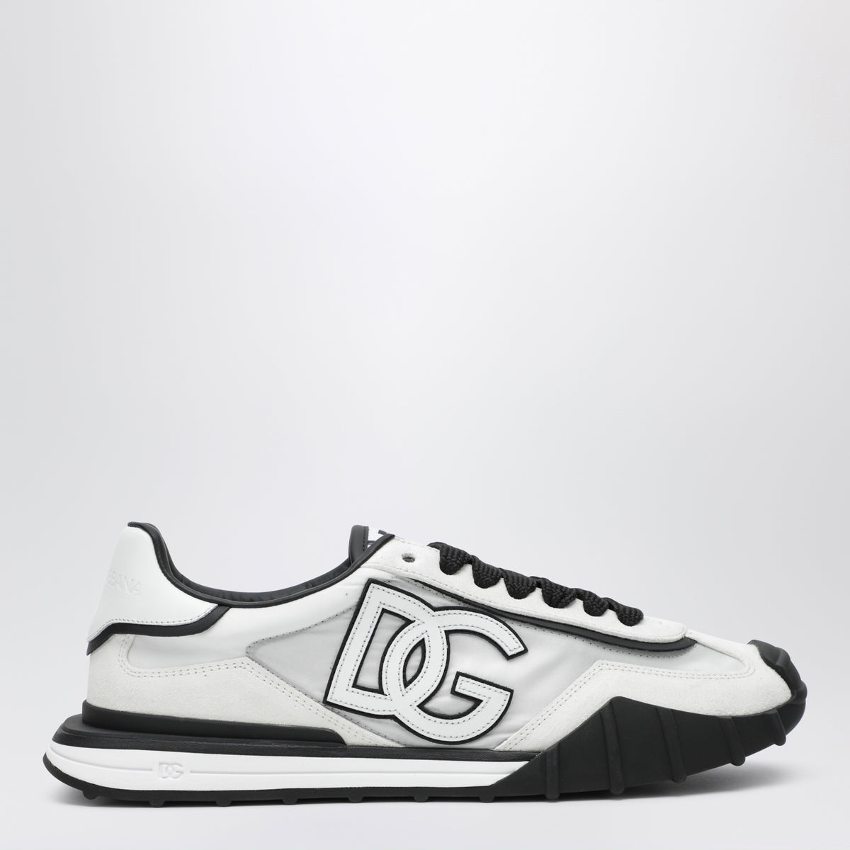 Schwarze und weiße Wildleder-Sneaker