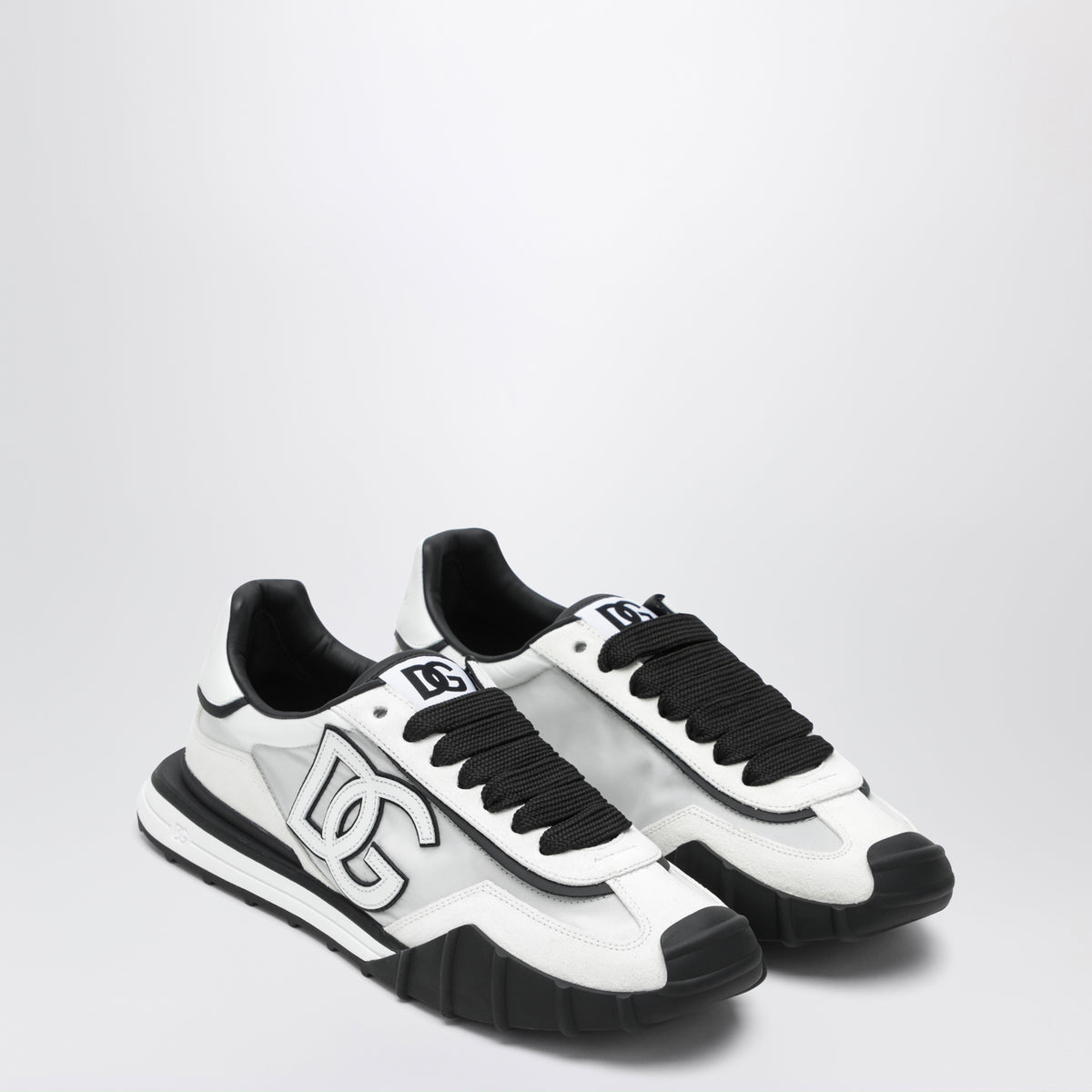 Schwarze und weiße Wildleder-Sneaker