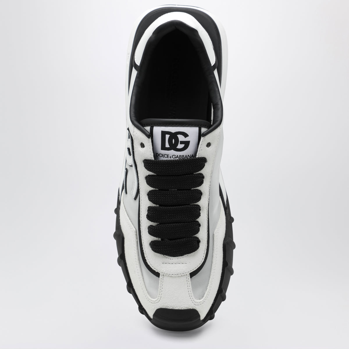 Schwarze und weiße Wildleder-Sneaker