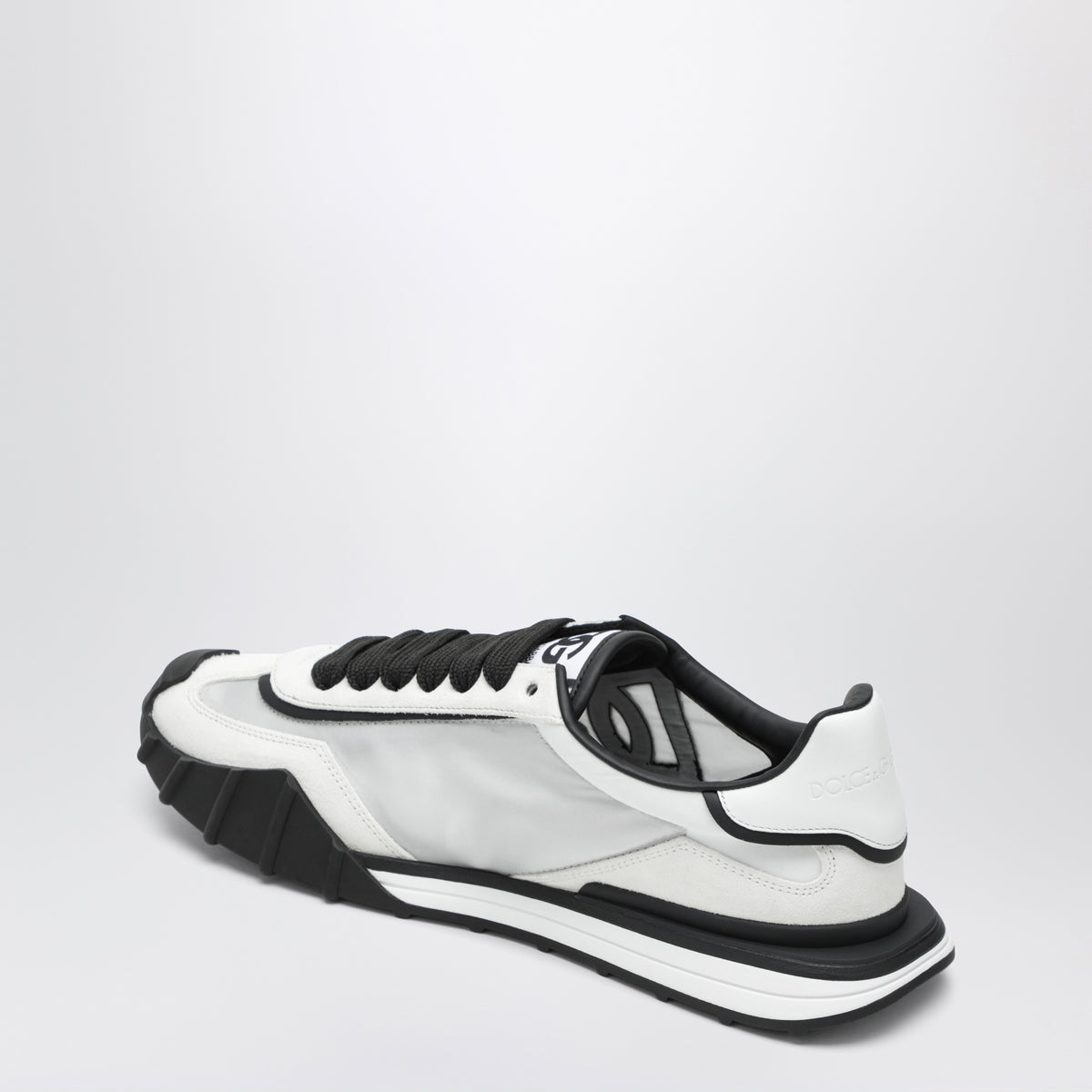 Schwarze und weiße Wildleder-Sneaker