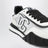 Schwarze und weiße Wildleder-Sneaker