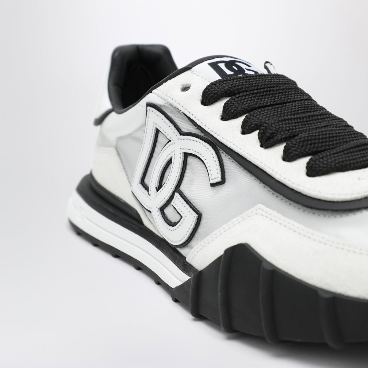 Schwarze und weiße Wildleder-Sneaker